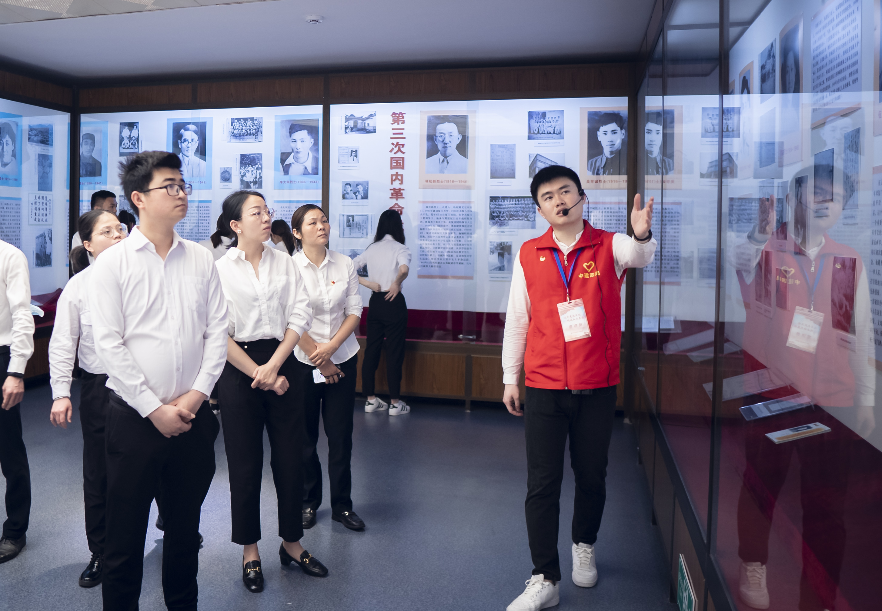 参观纪念馆+夏士杰.jpg 参观纪念馆+夏士杰.jpg