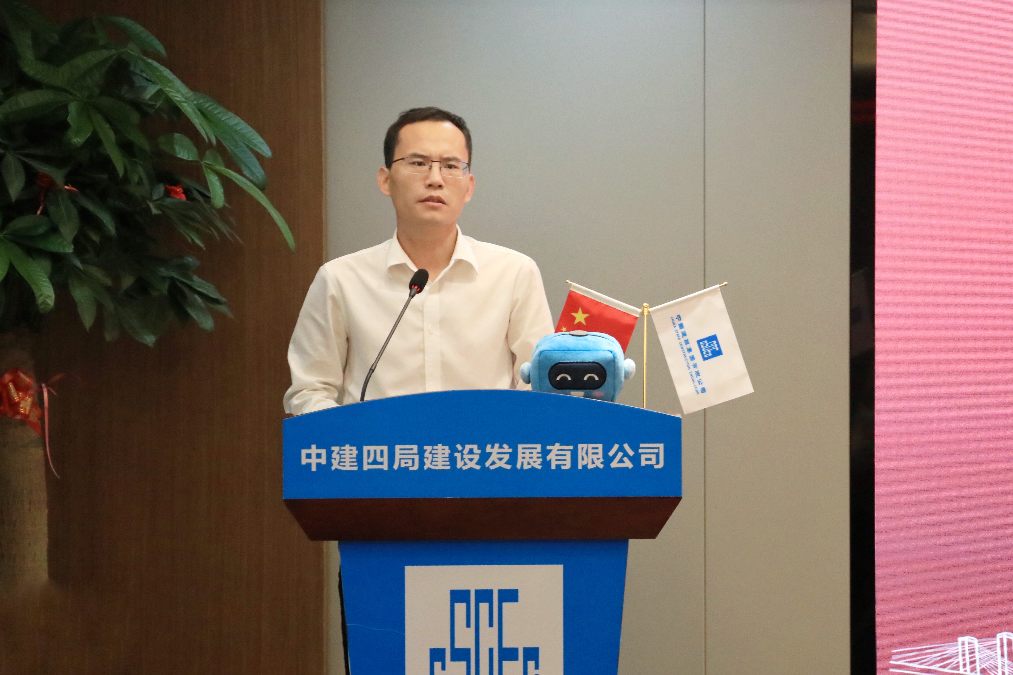 李书记.jpg 李书记.jpg