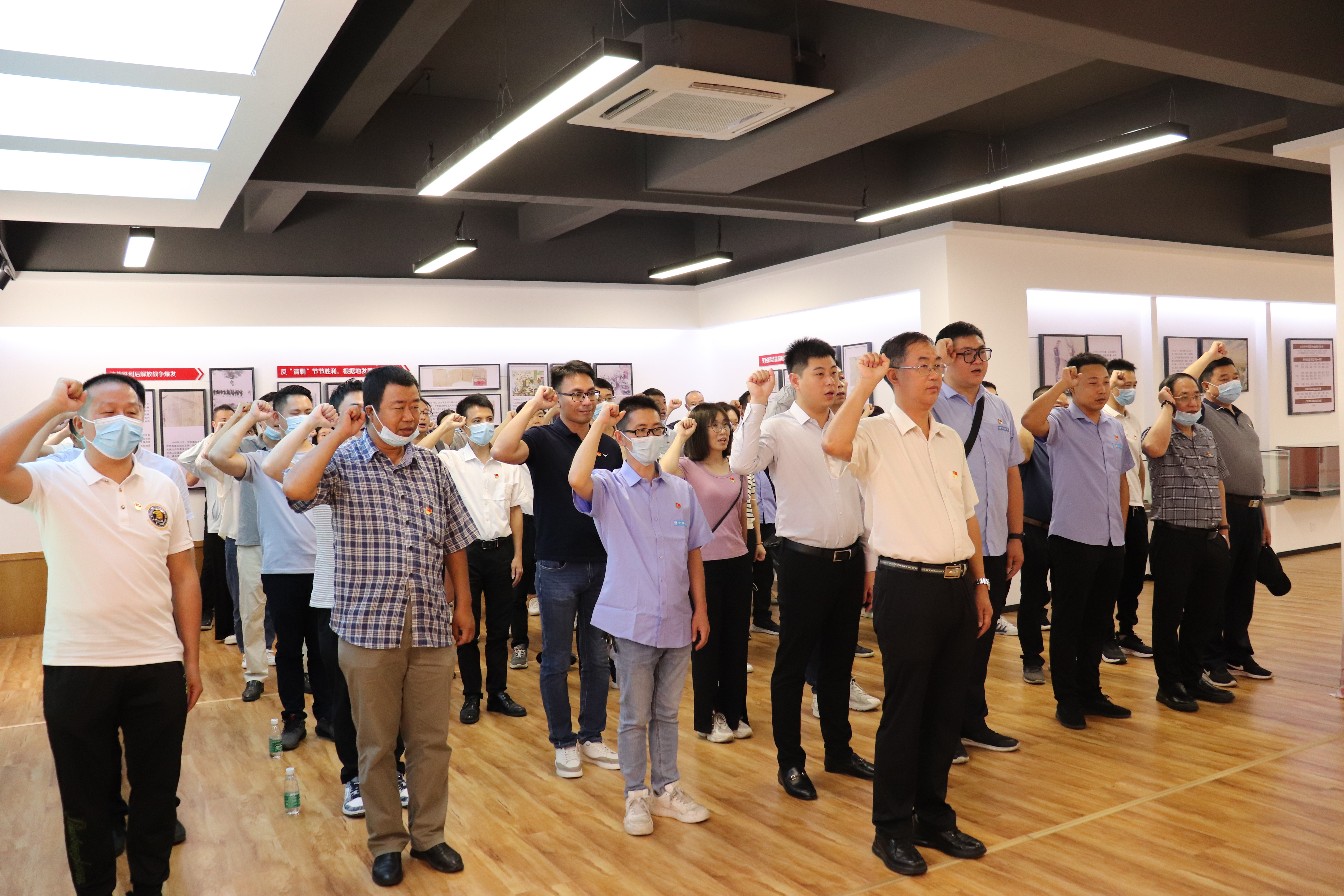 粤东分公司党总支与龙湖工业园区党工委联建共建开展主题党日活动+马舜涓 (1).jpg