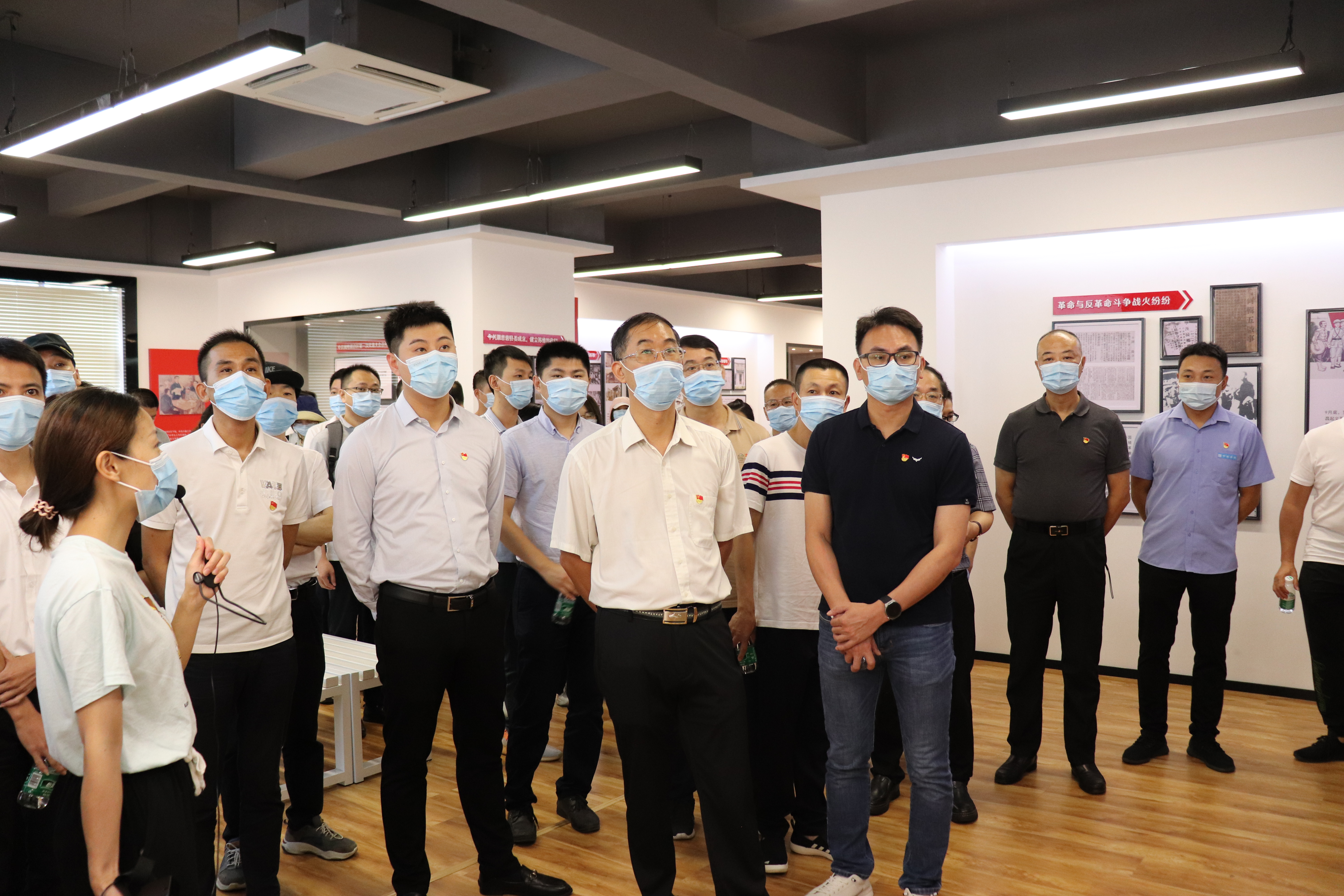 粤东分公司党总支与龙湖工业园区党工委联建共建开展主题党日活动+马舜涓 (3).jpg