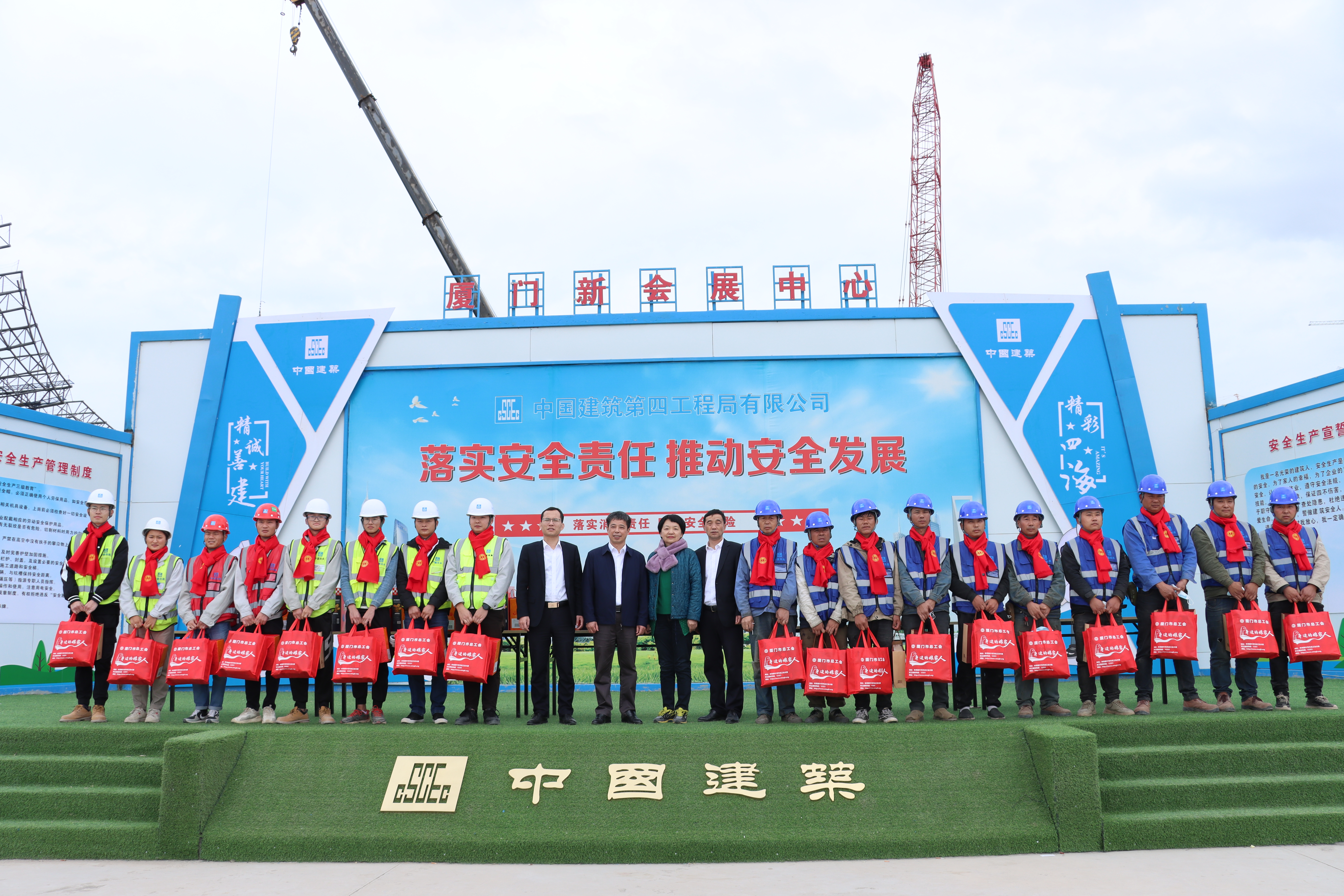 合影-赖艺敏.jpg 合影-赖艺敏.jpg