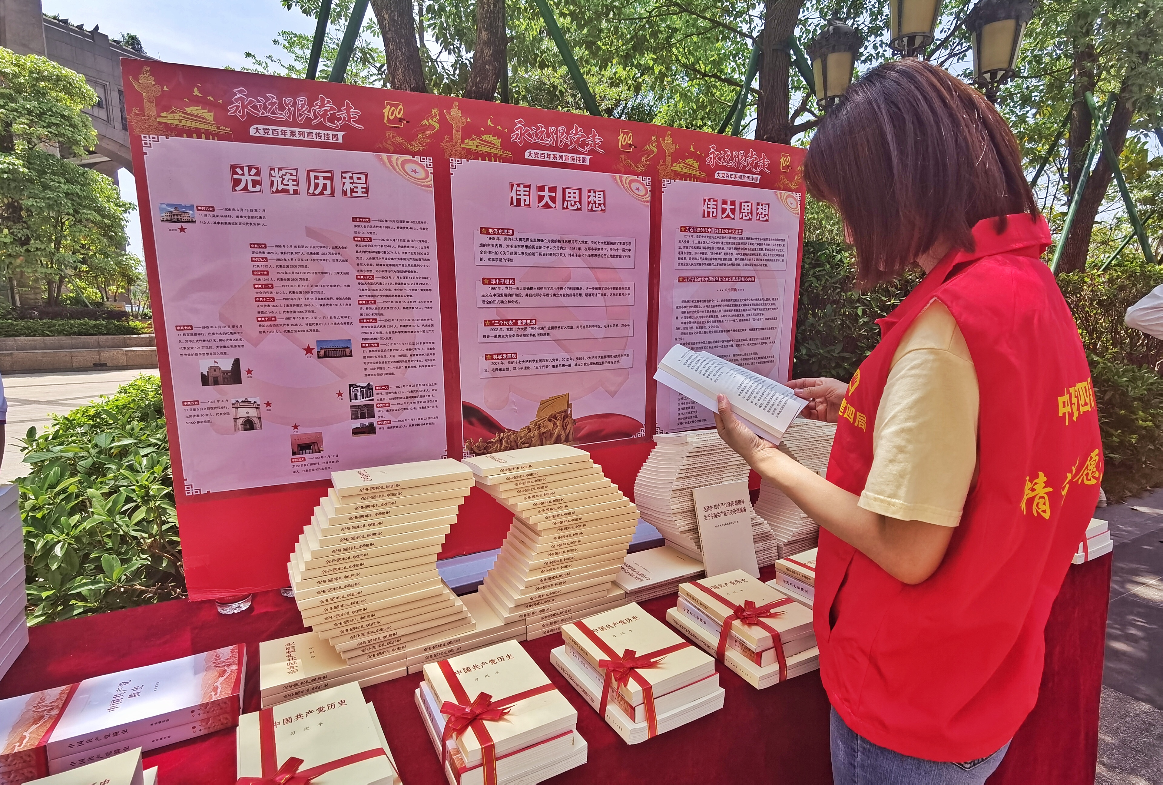 流动图书车+谢丹燕.jpg 流动图书车+谢丹燕.jpg