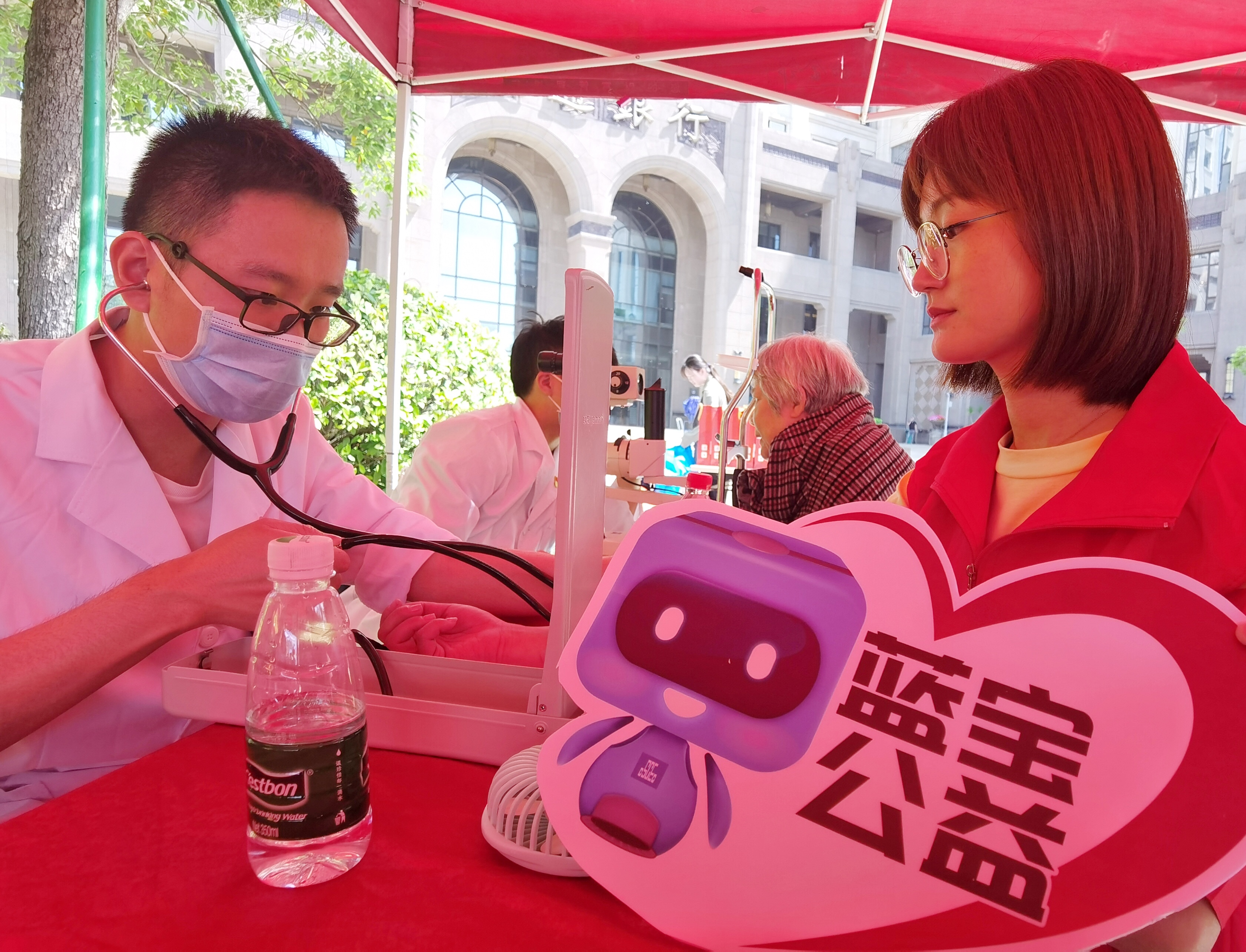 义诊+谢丹燕.jpg 义诊+谢丹燕.jpg