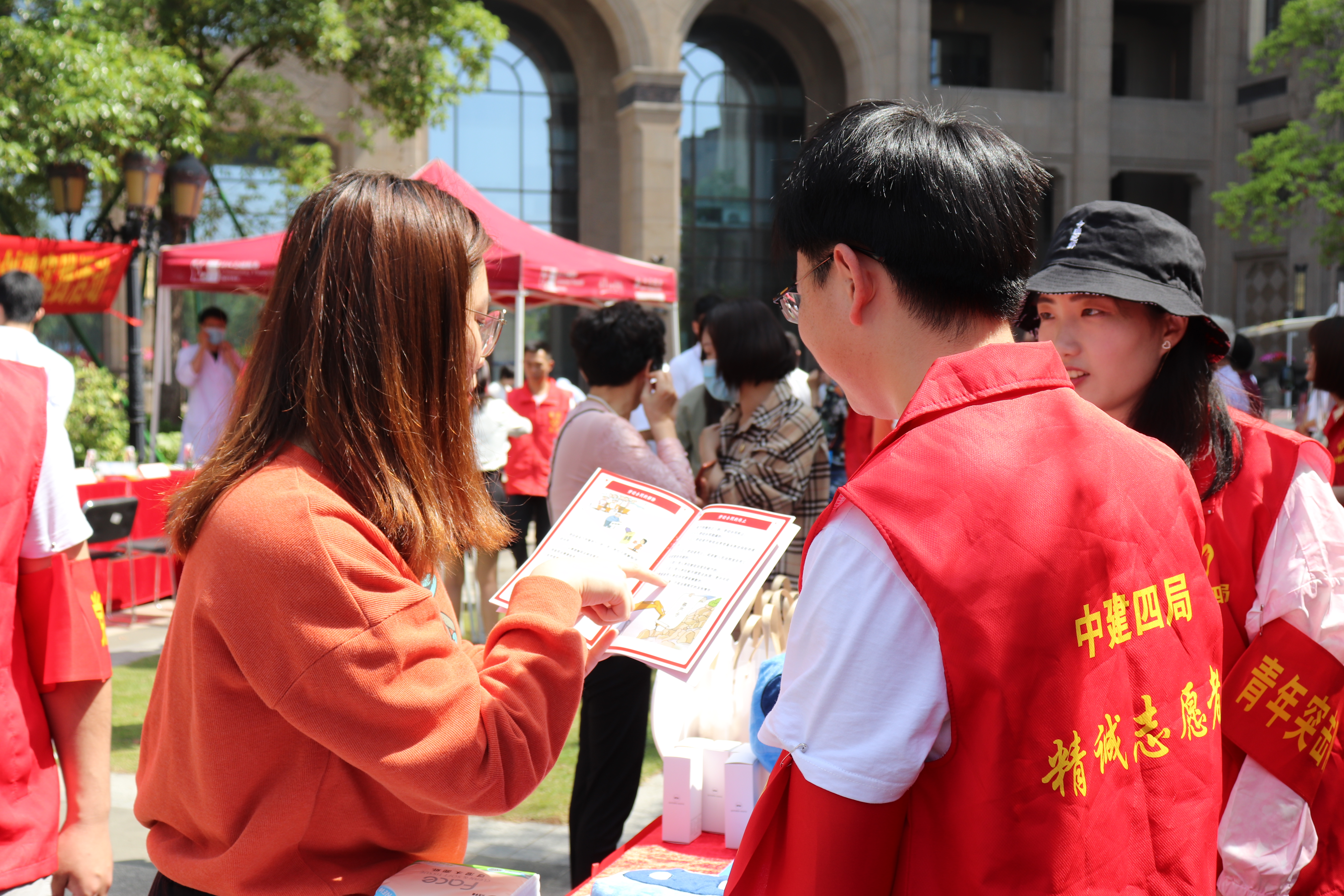 普法摊位+马舜涓 (1).JPG