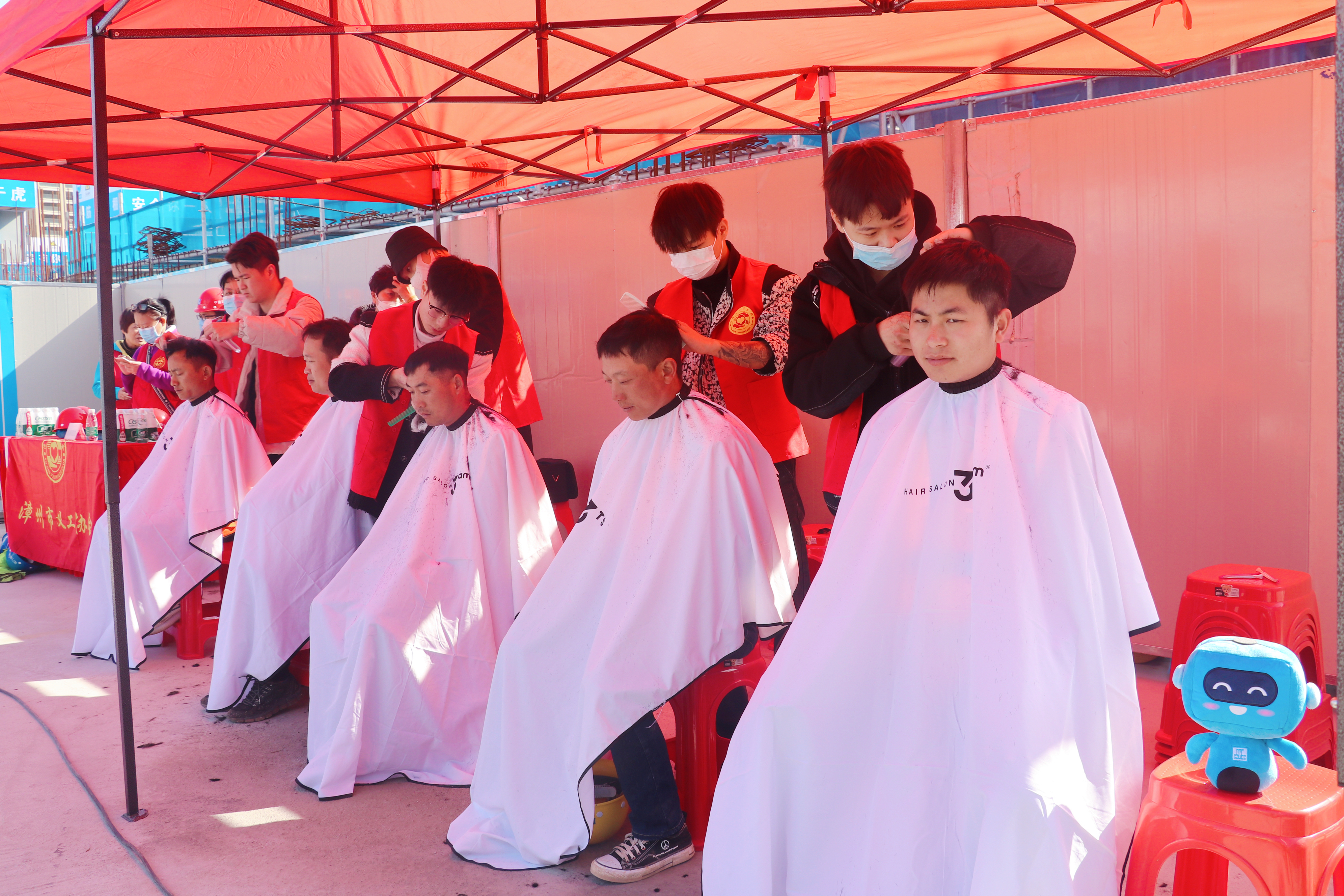 【建设发展总承包公司】20230221【小消息】“建证四十载 精诚谱新篇”爱心义剪暨献血活动在总承包公司珑璟新苑项目顺利举办，附图4.jpg