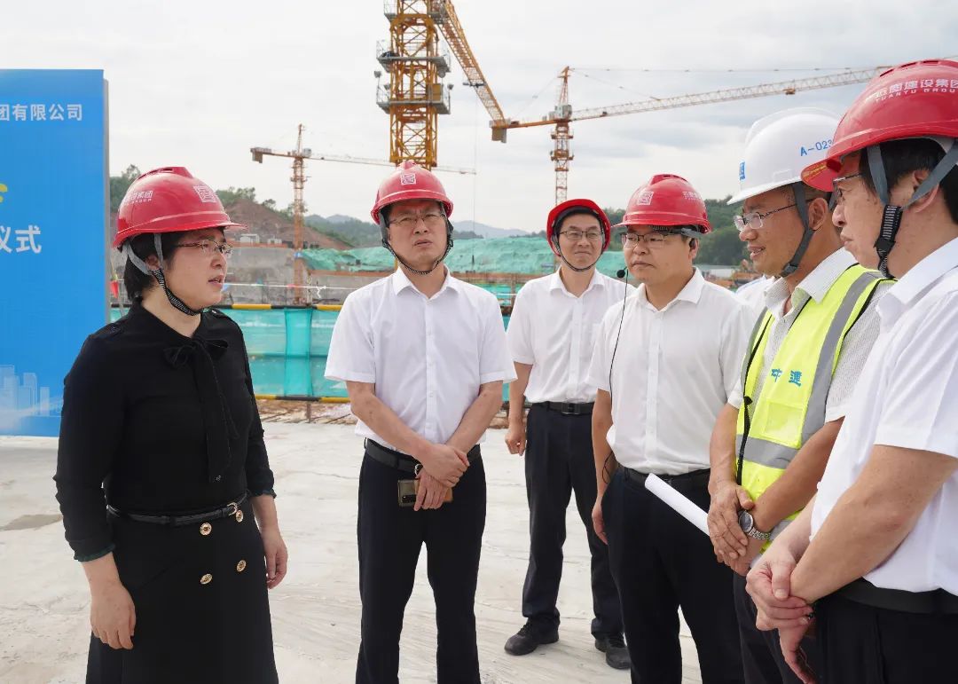 江山市市委书记朱素芳(左一)带队考察江山市人民医院迁建项目.jpg
