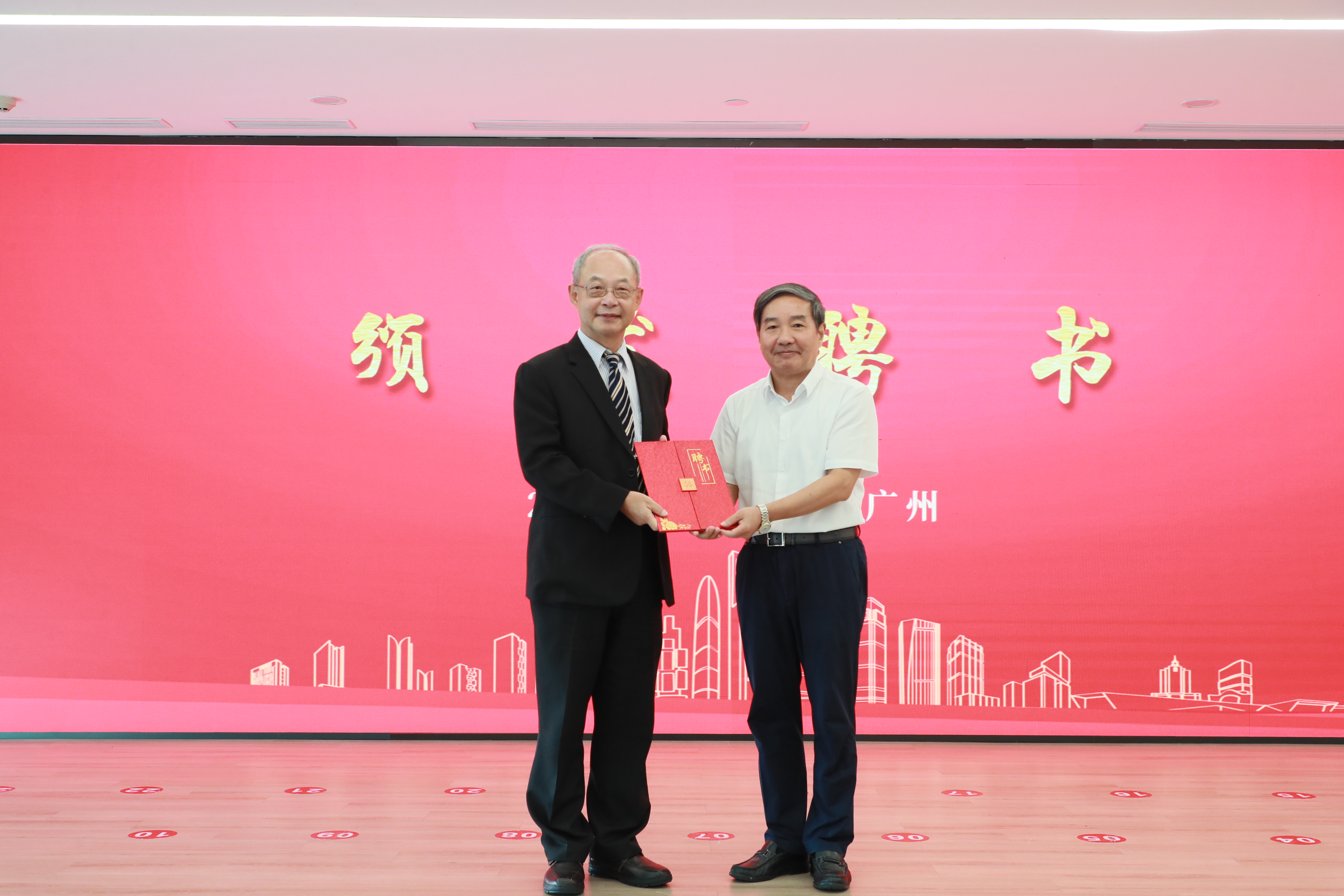 颁发聘书.JPG