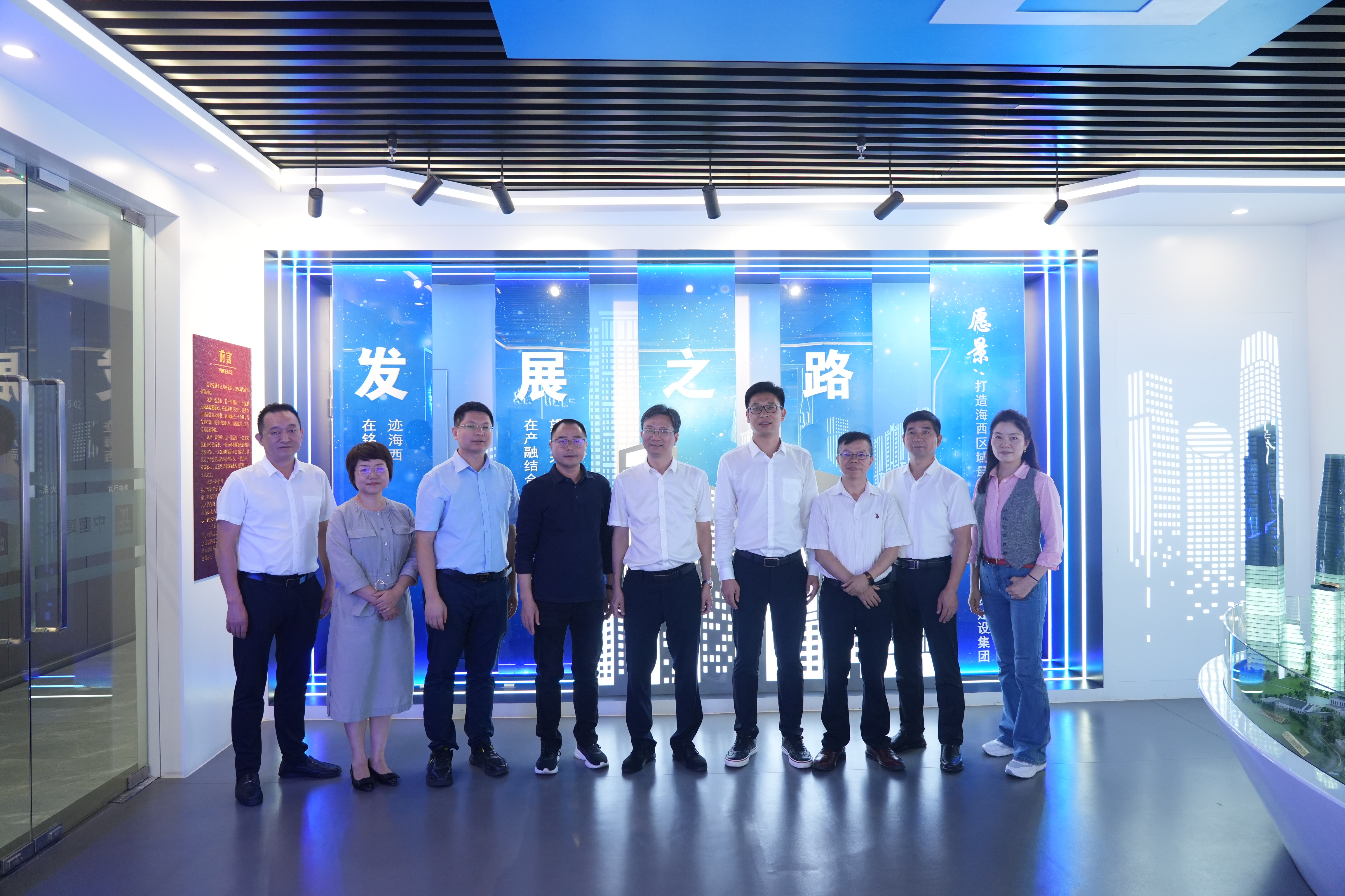 参观展厅＋夏士杰.JPG