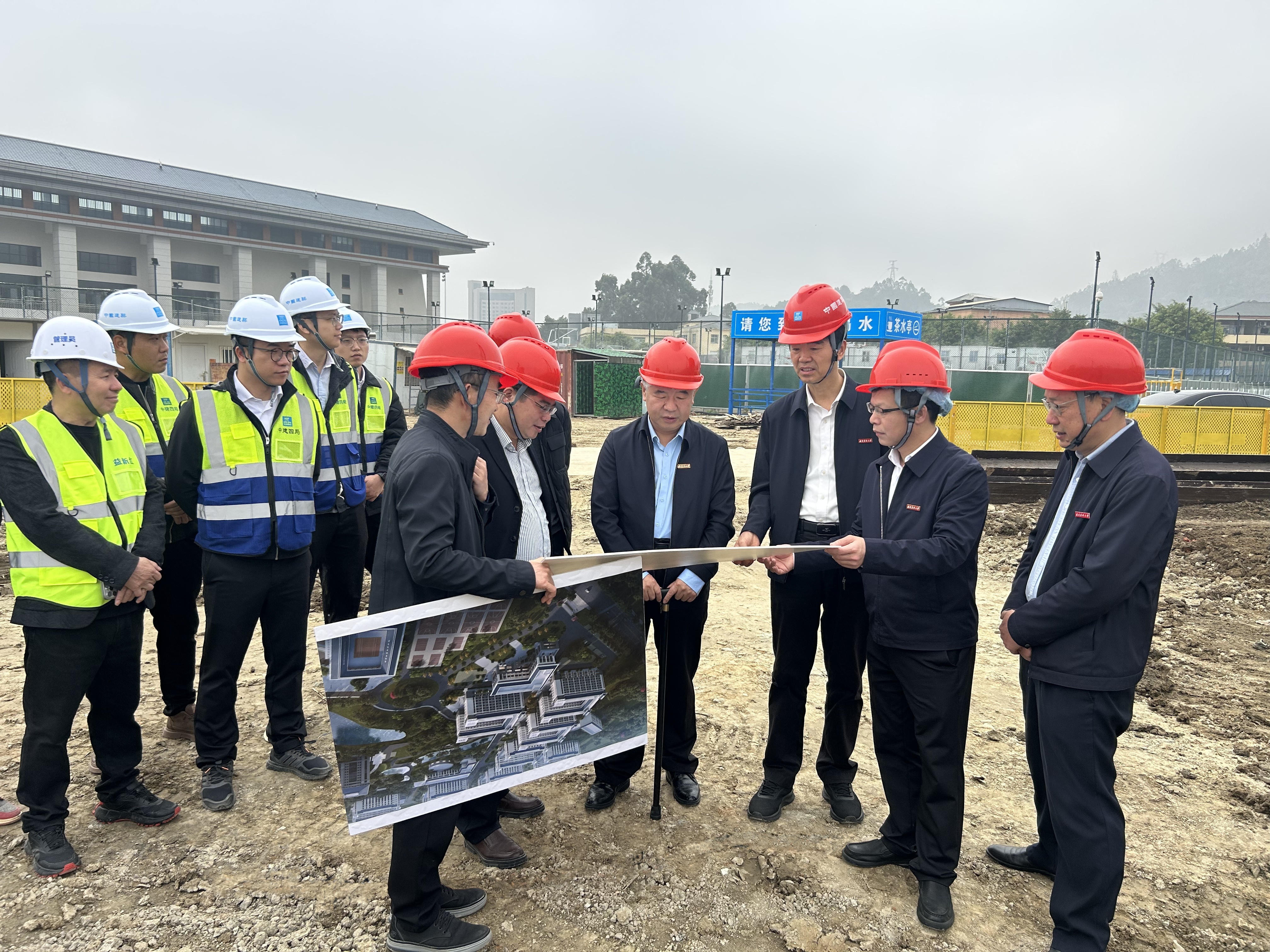 福建农林大学党委书记赖海榕（第一排中间）到福建农林大学海峡联合学院和海峡联合研究院建设项目（三期）检查指导。.jpg