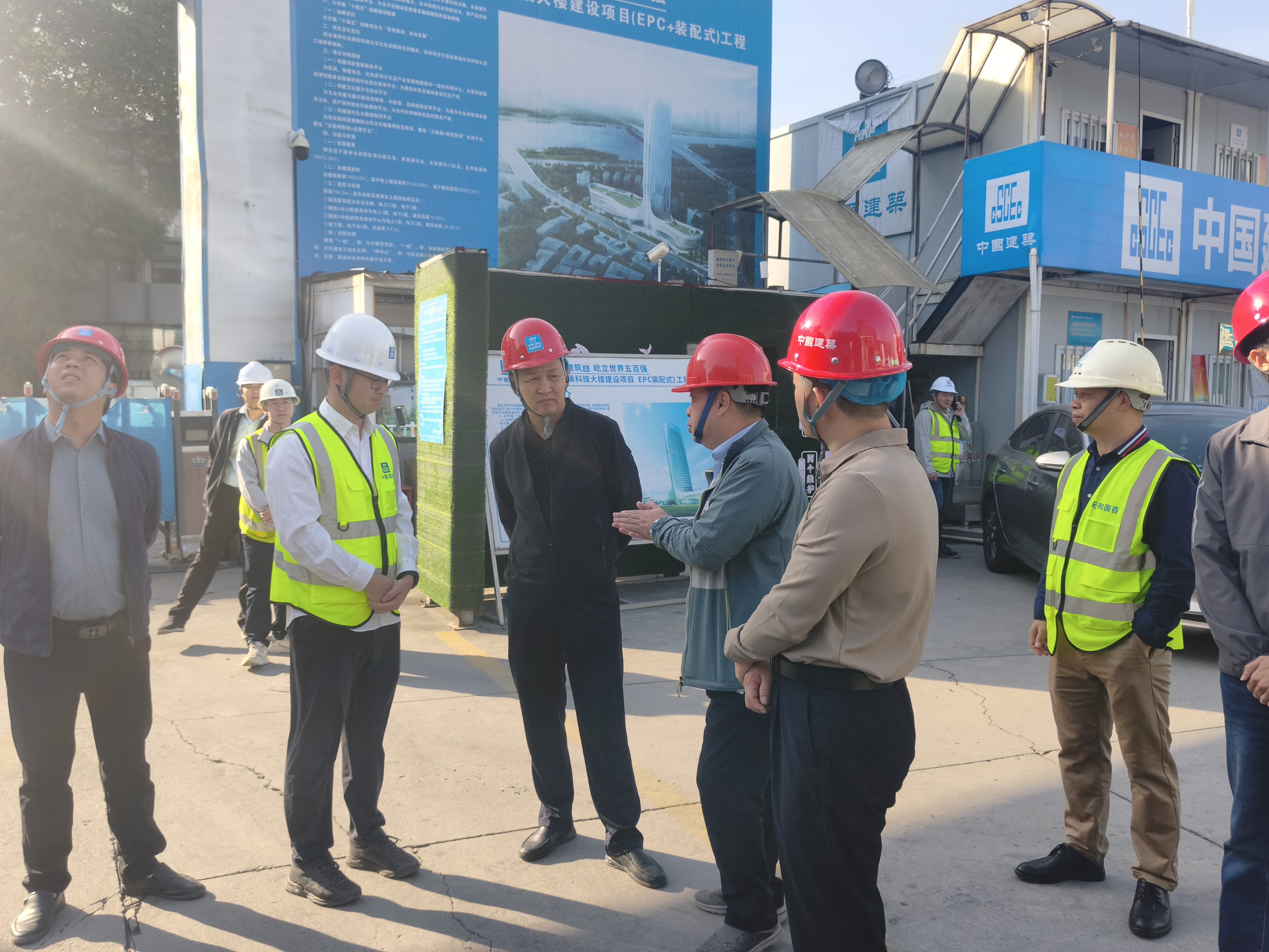 张有利（前排左三）调研片仔癀科技大楼建设项目.jpg