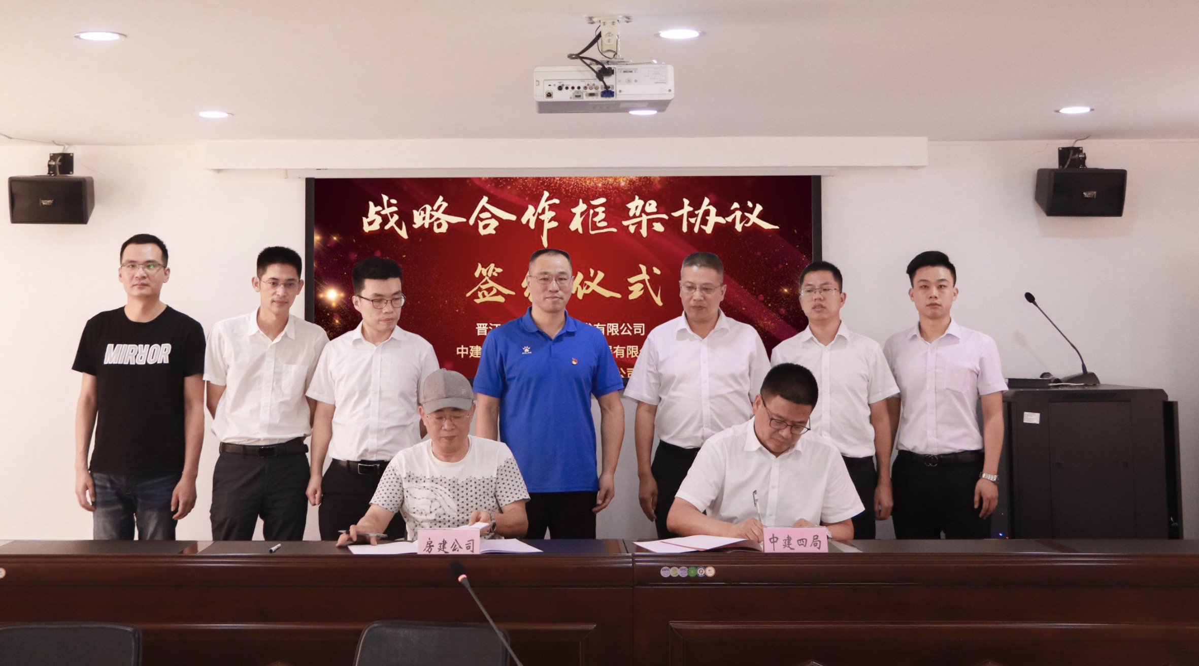 签约2＋夏士杰.jpg