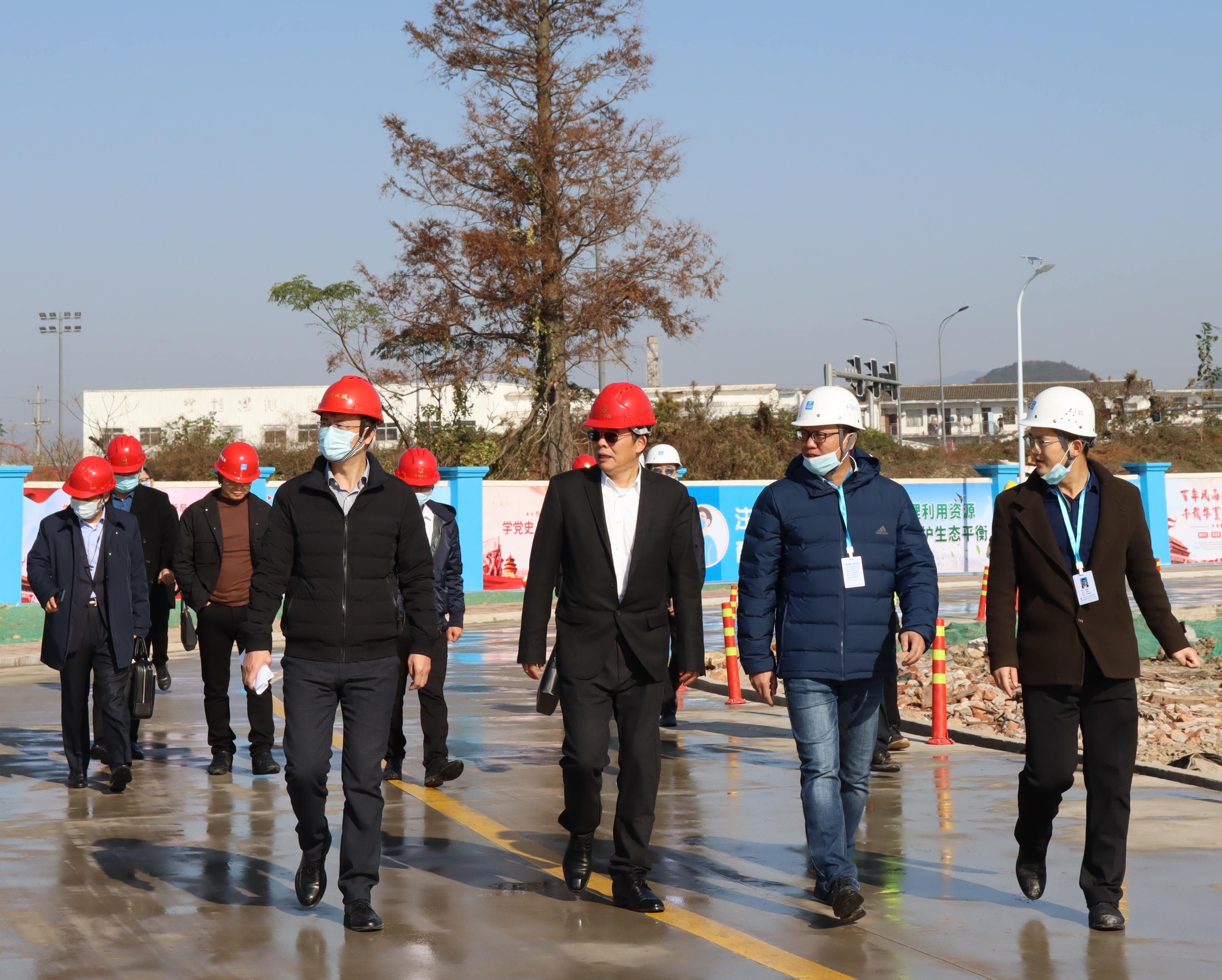 台州市政协副主席张锐敏(一排左二)一行到台州国际博览中心项目现场督查指导.png 台州市政协副主席张锐敏(一排左二)一行到台州国际博览中心项目现场督查指导.png