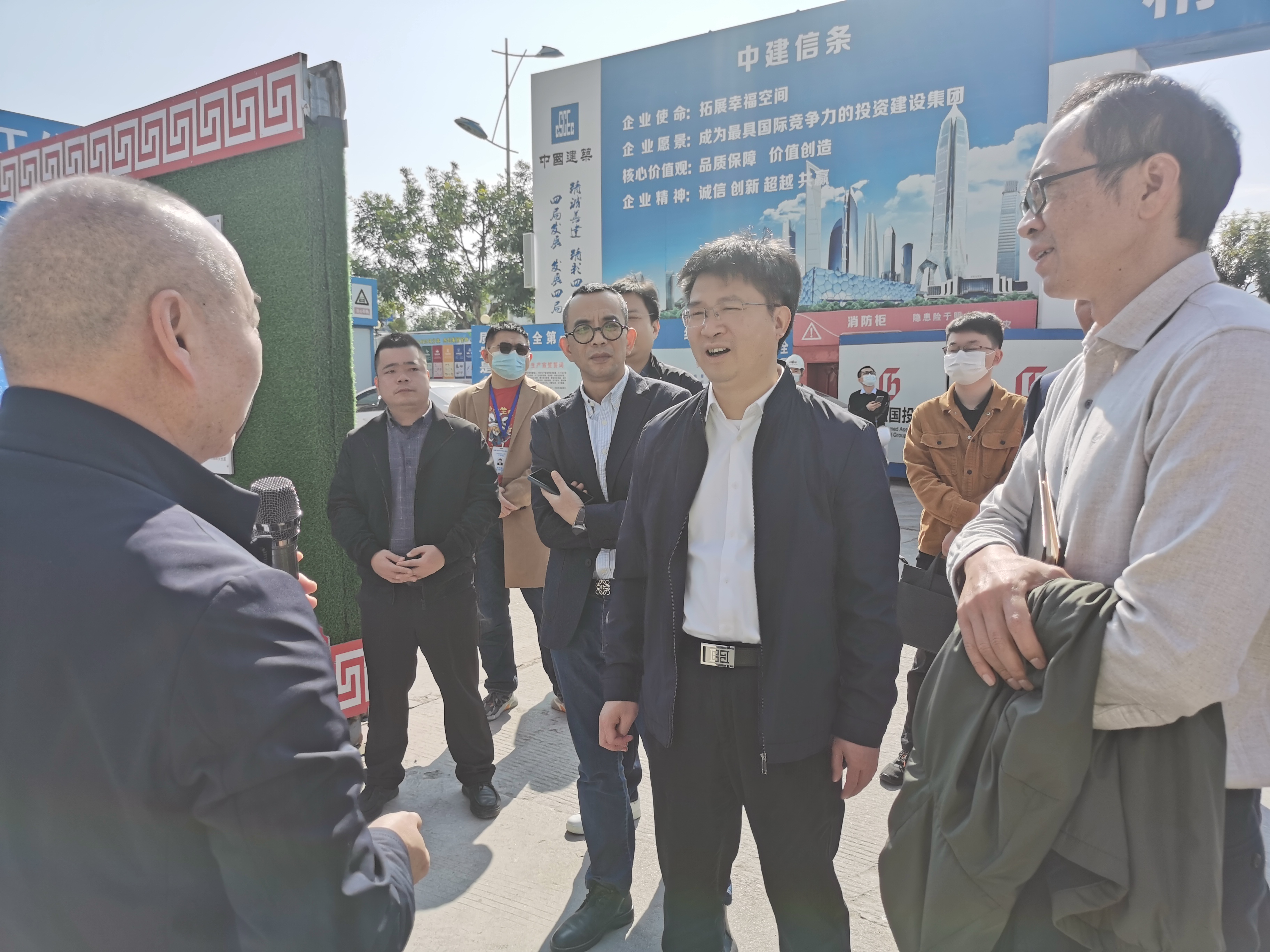湖里区委副书记陈晓东（第一排右二）调研项目.jpg