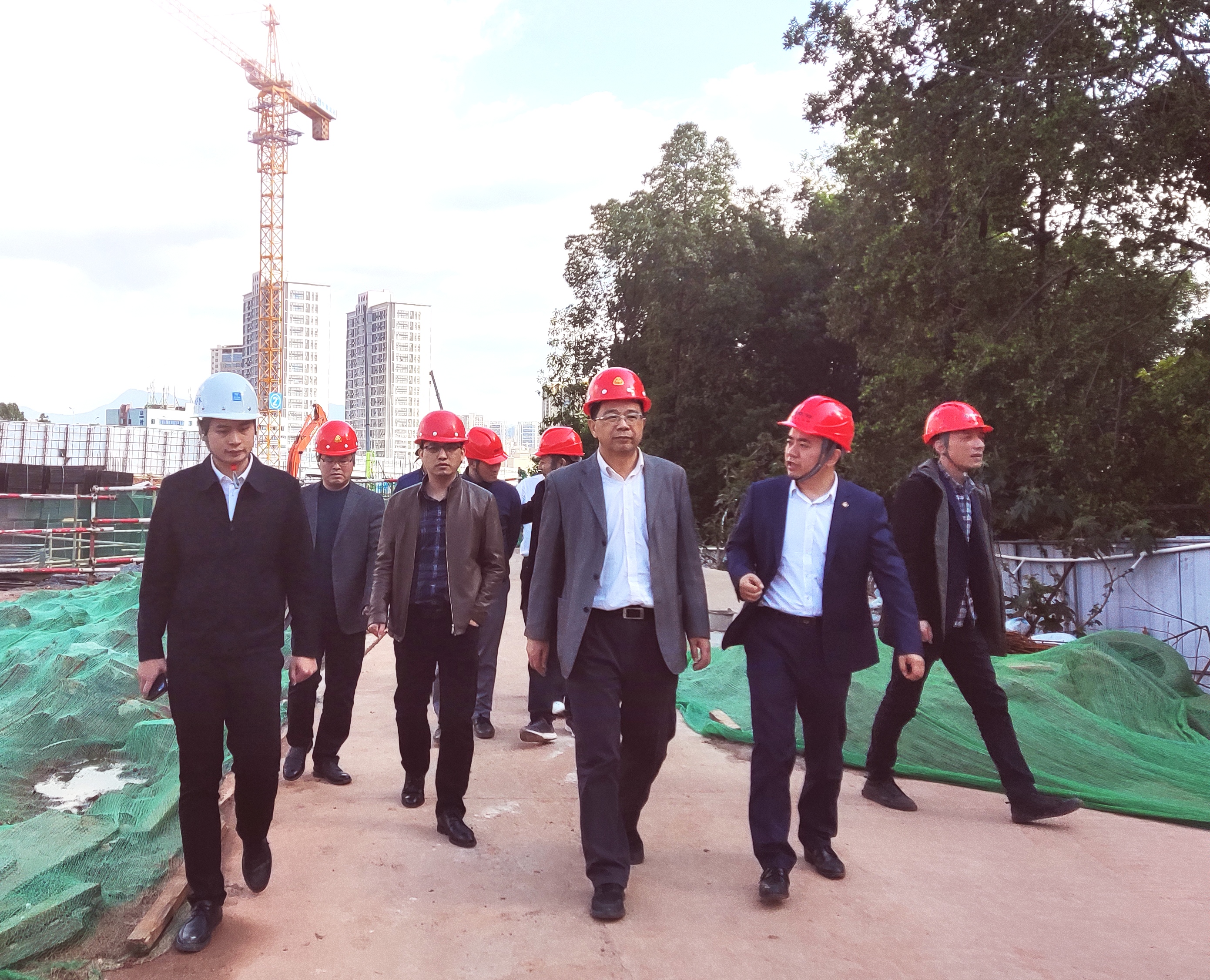 赣州市经济技术开发区二级调研员黎佐绩（前排左二）到江西分公司客家小学项目调研并指导工作.jpg