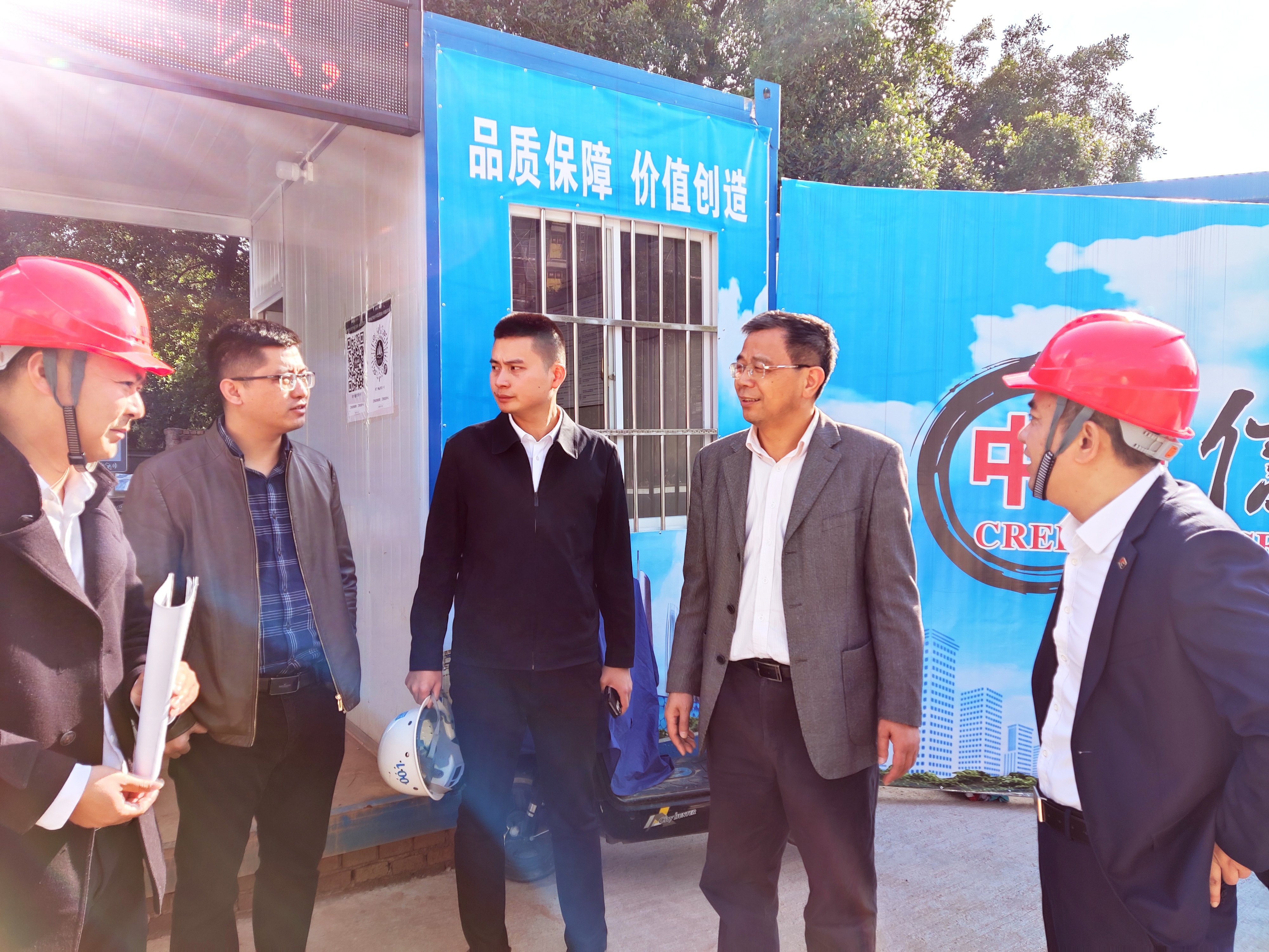 赣州市经济技术开发区二级调研员黎佐绩（右二）到江西分公司客家小学项目调研并指导工作.jpg