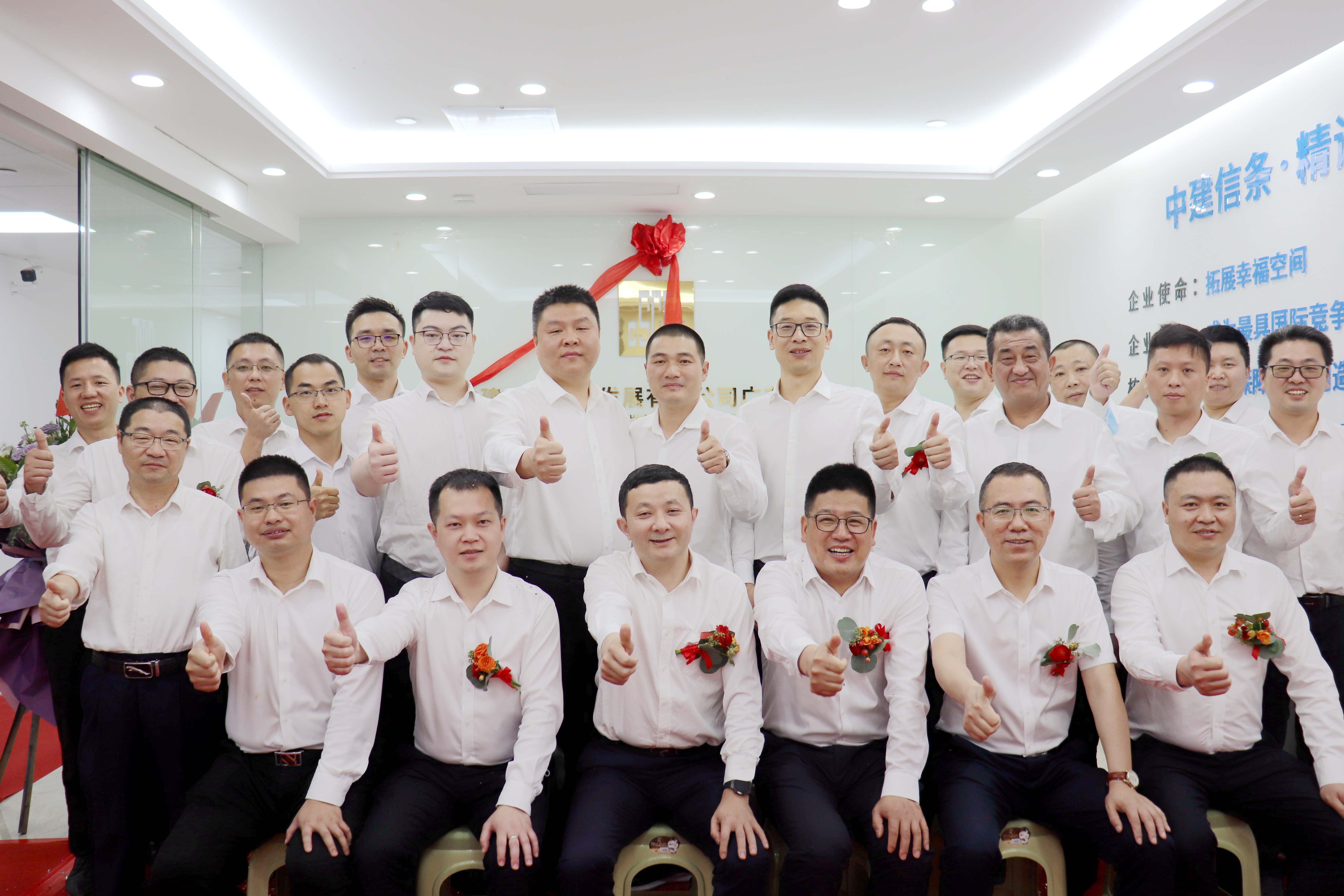 与会人员合影+李琳.JPG
