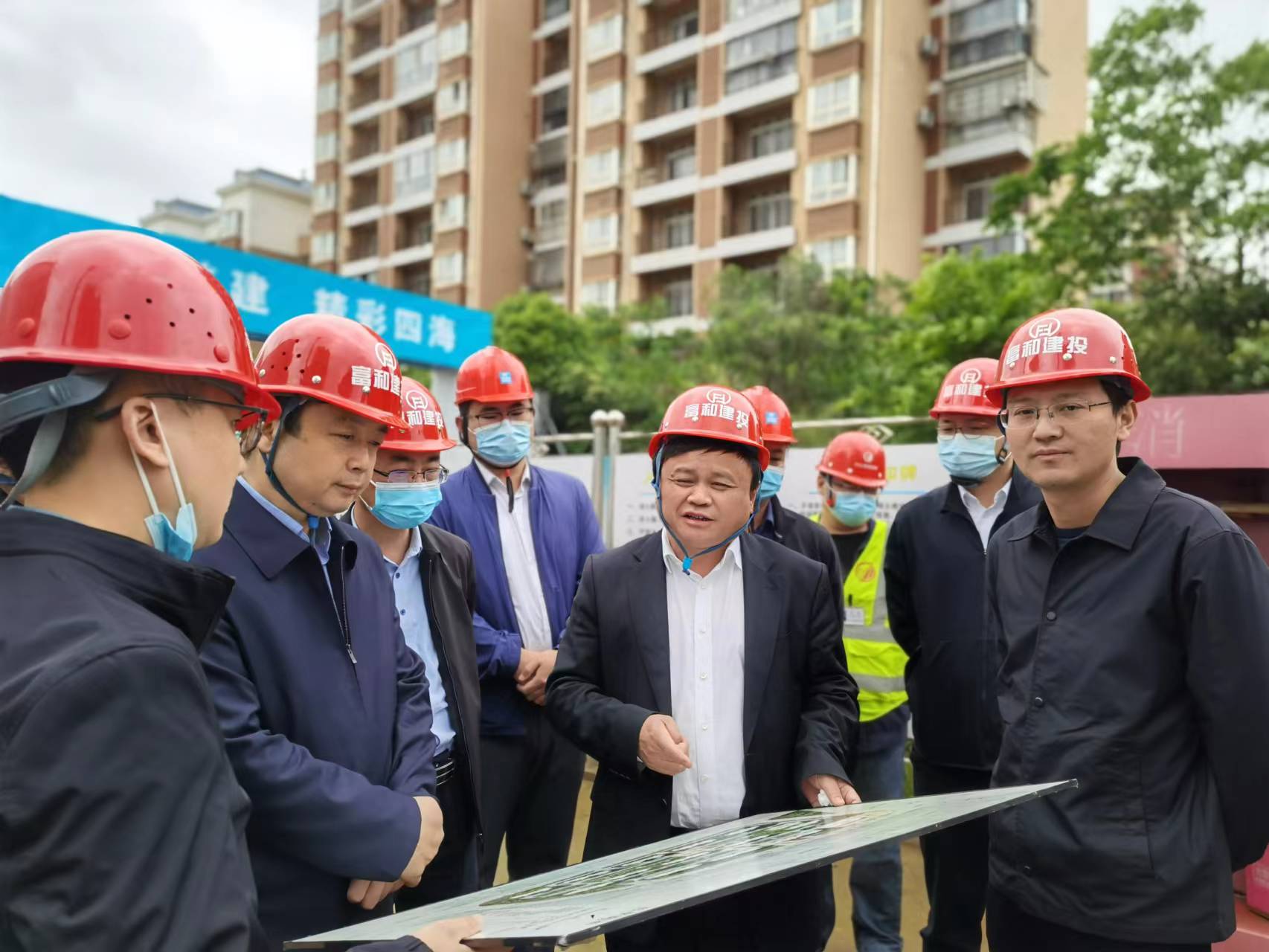 九江市政府党组成员副市长容长贵一行到前进新村五期安置房项目检查