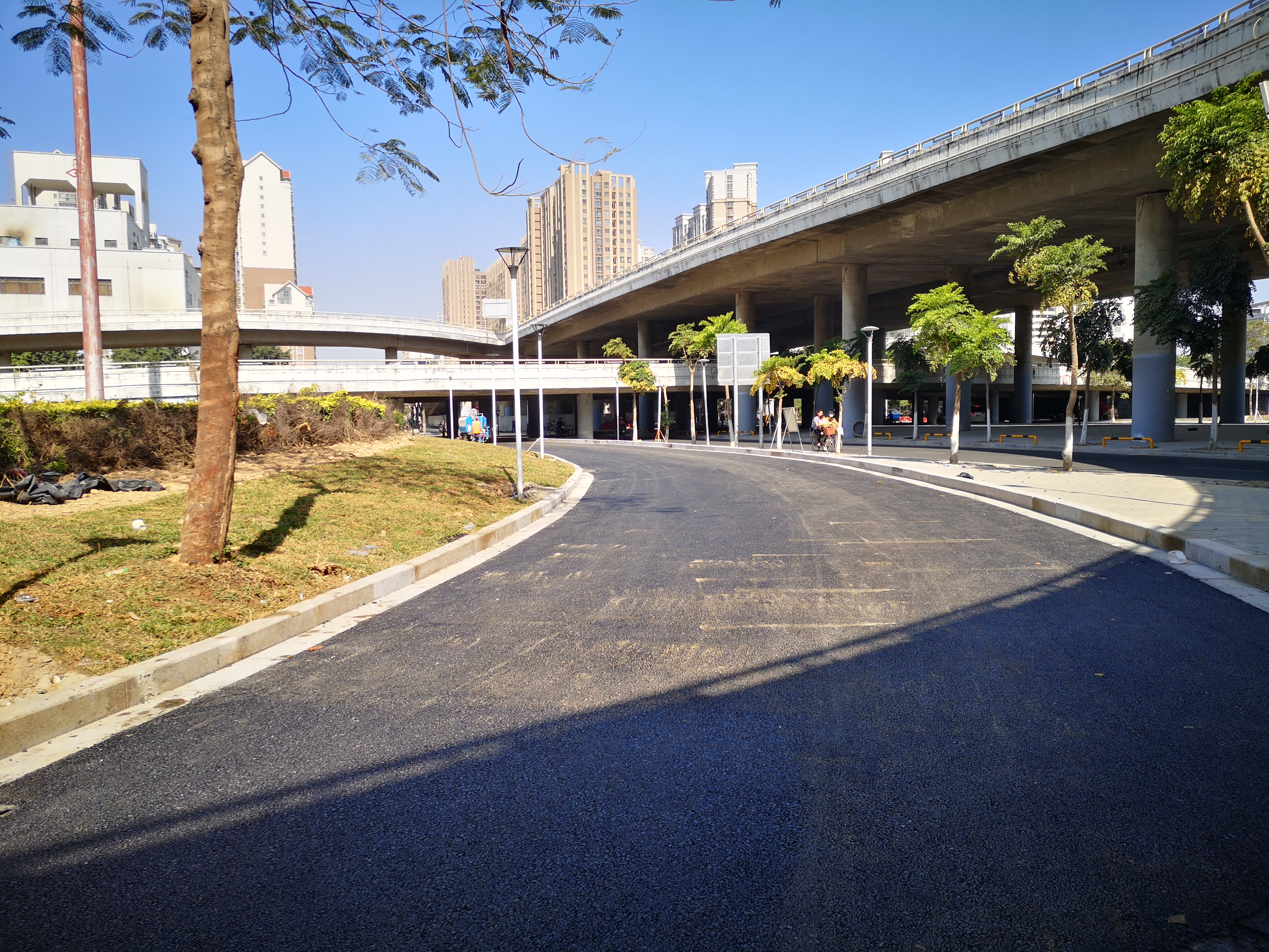 金砂路项目金泰立交桥下双向掉头车道完成沥青摊铺