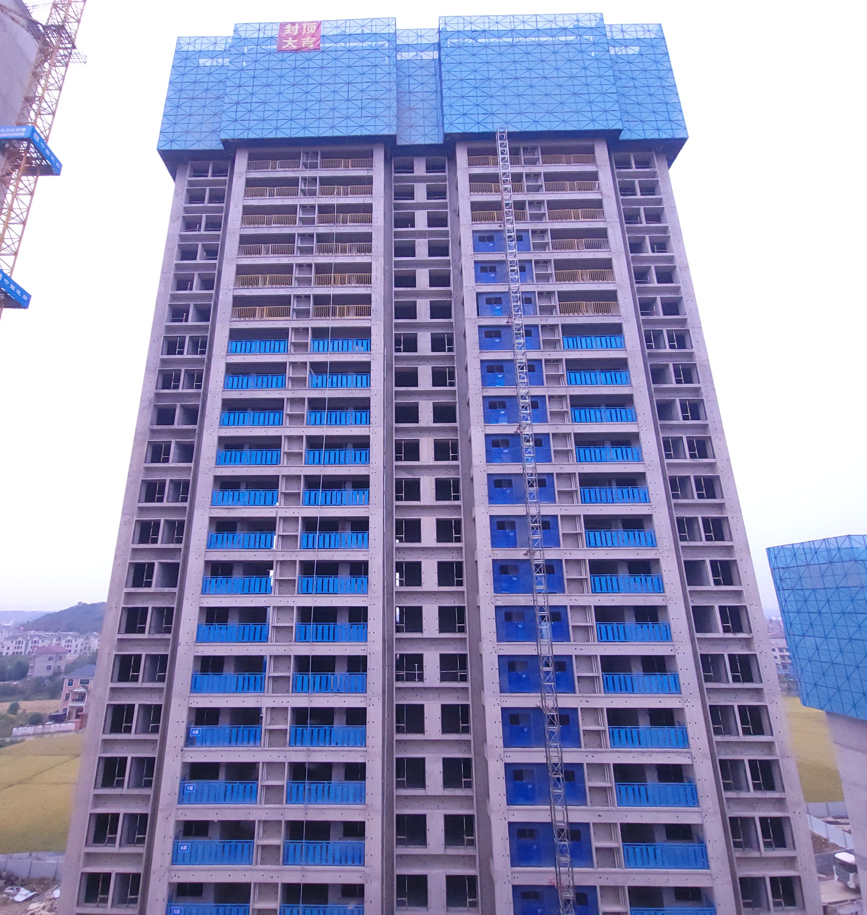 江西分公司乐平奥城国际项目3号楼顺利封顶
