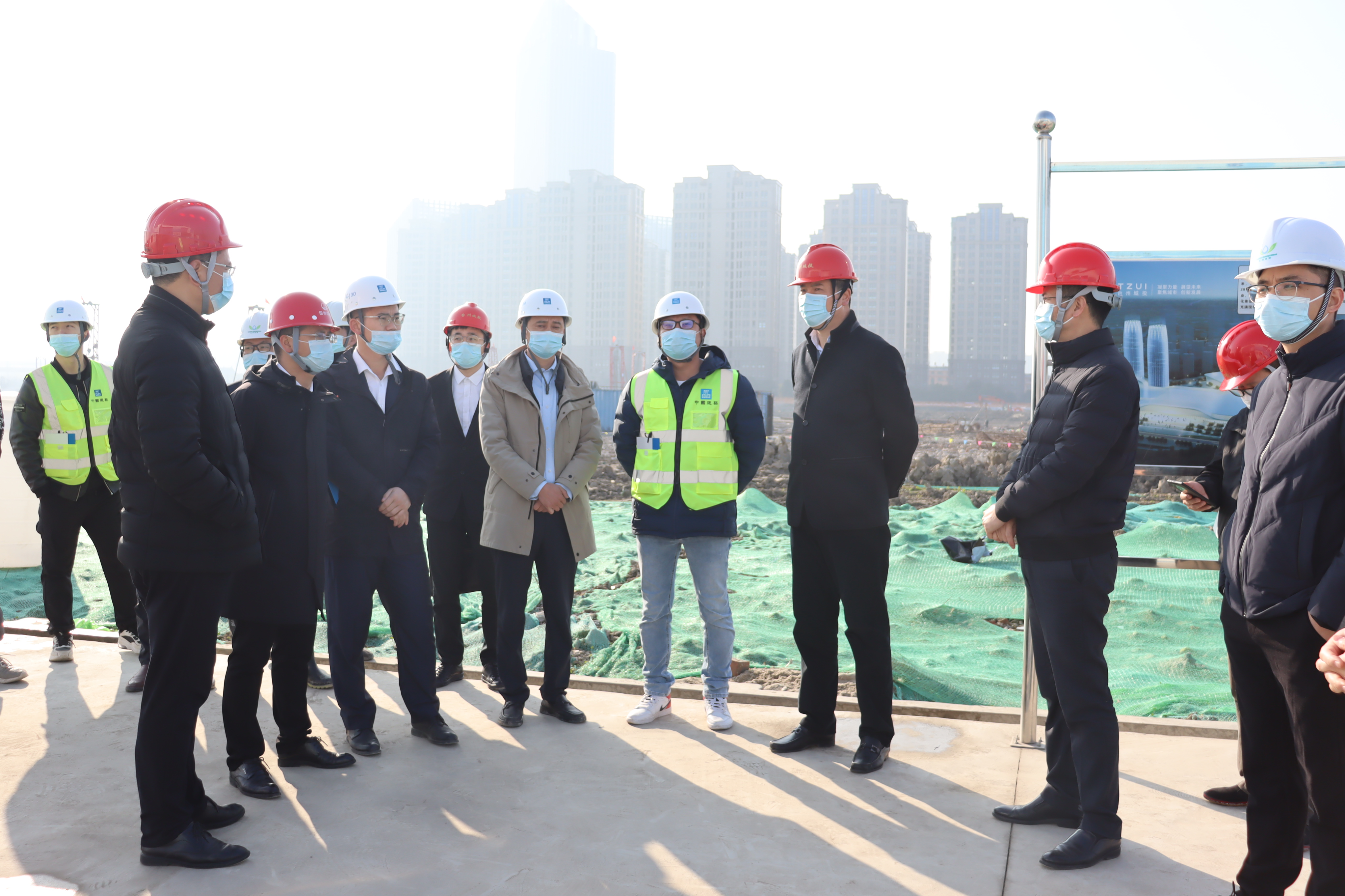 台州城投集团党委书记、董事长俞宏（右三）到台州国际博览中心项目调研.JPG