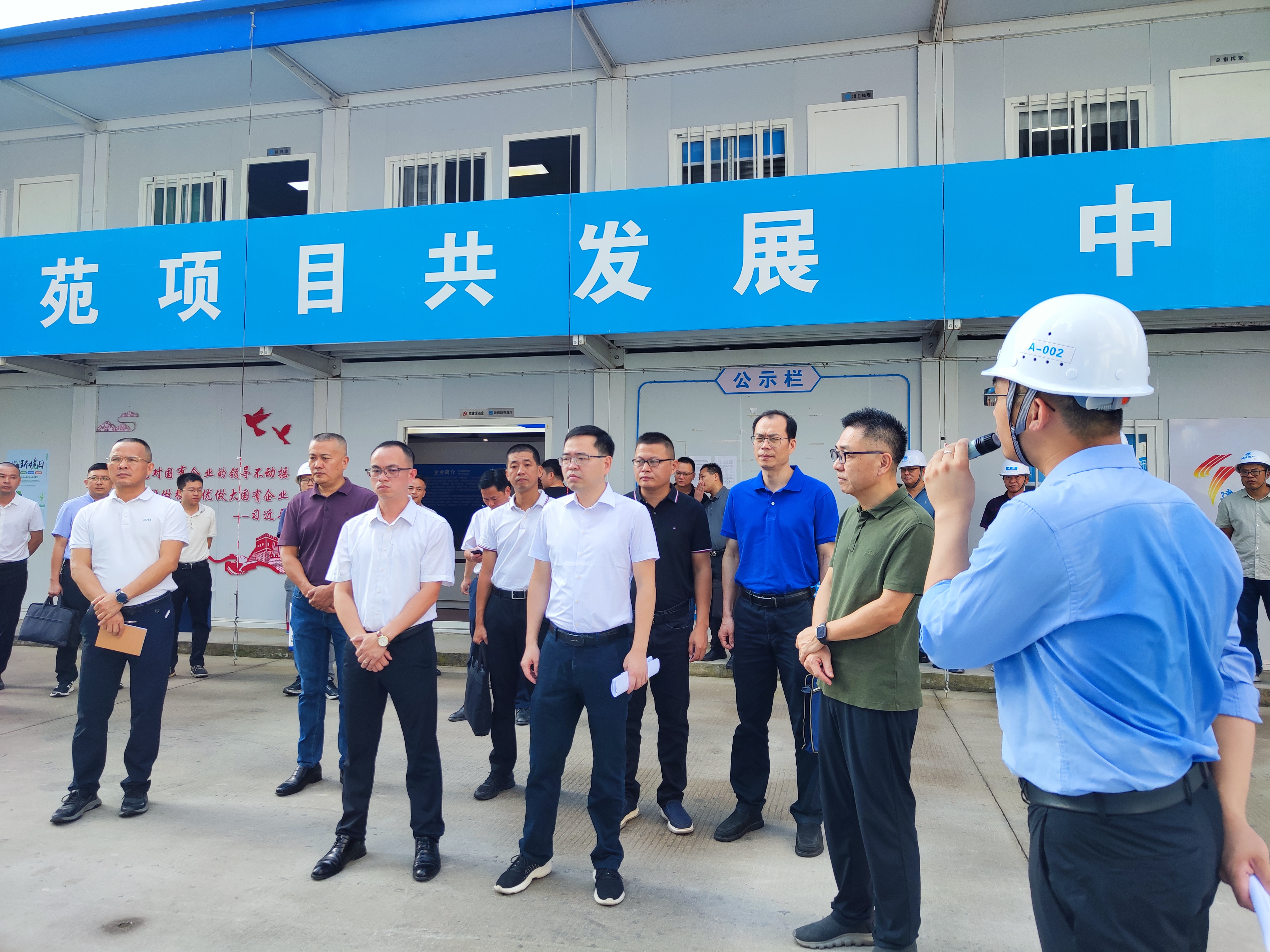 林少金（第一排右三）一行调研总承包公司珑璟新苑项目.jpg