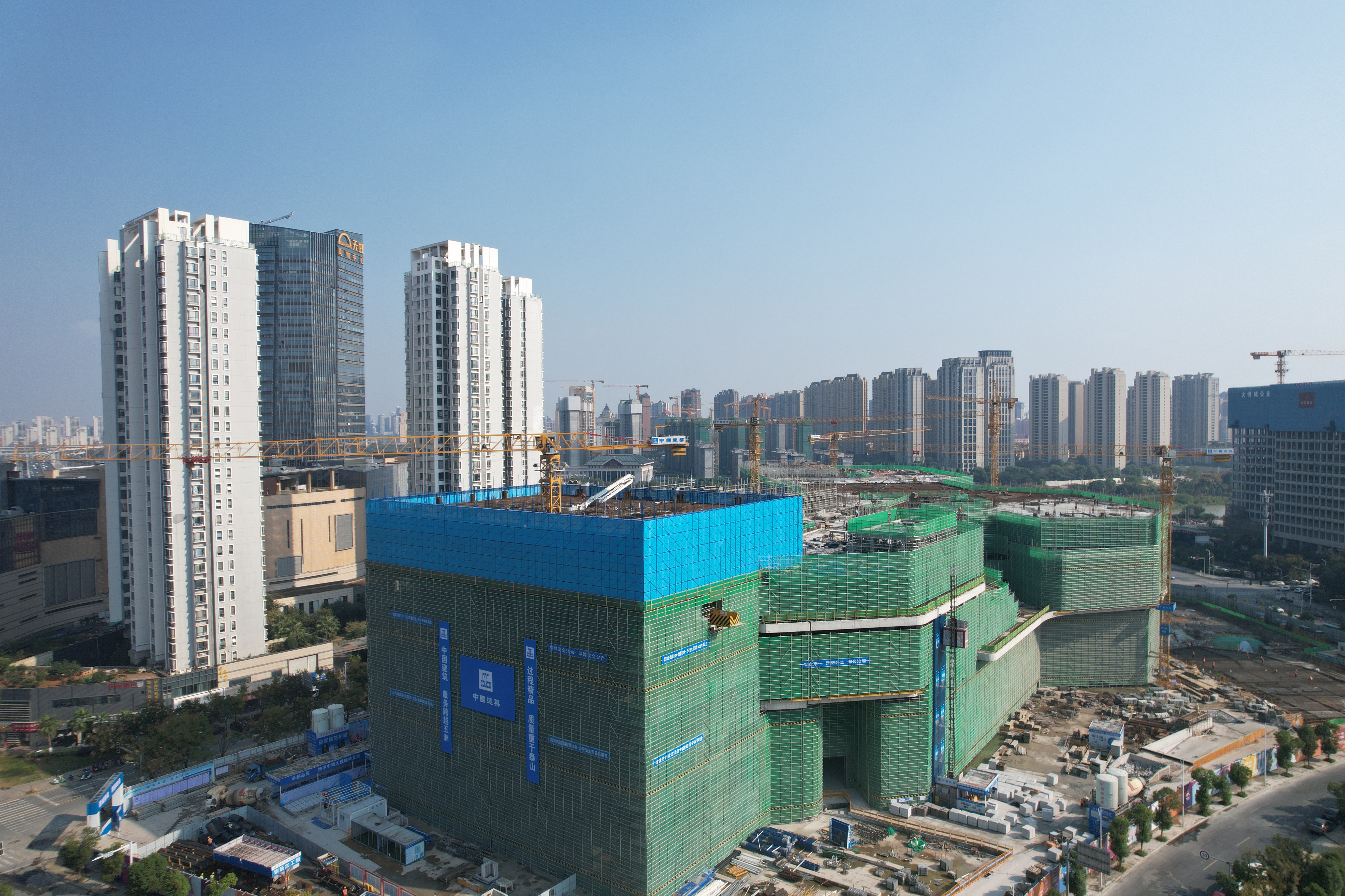 江西分公司中粮大悦城项目商业主体结构顺利封顶
