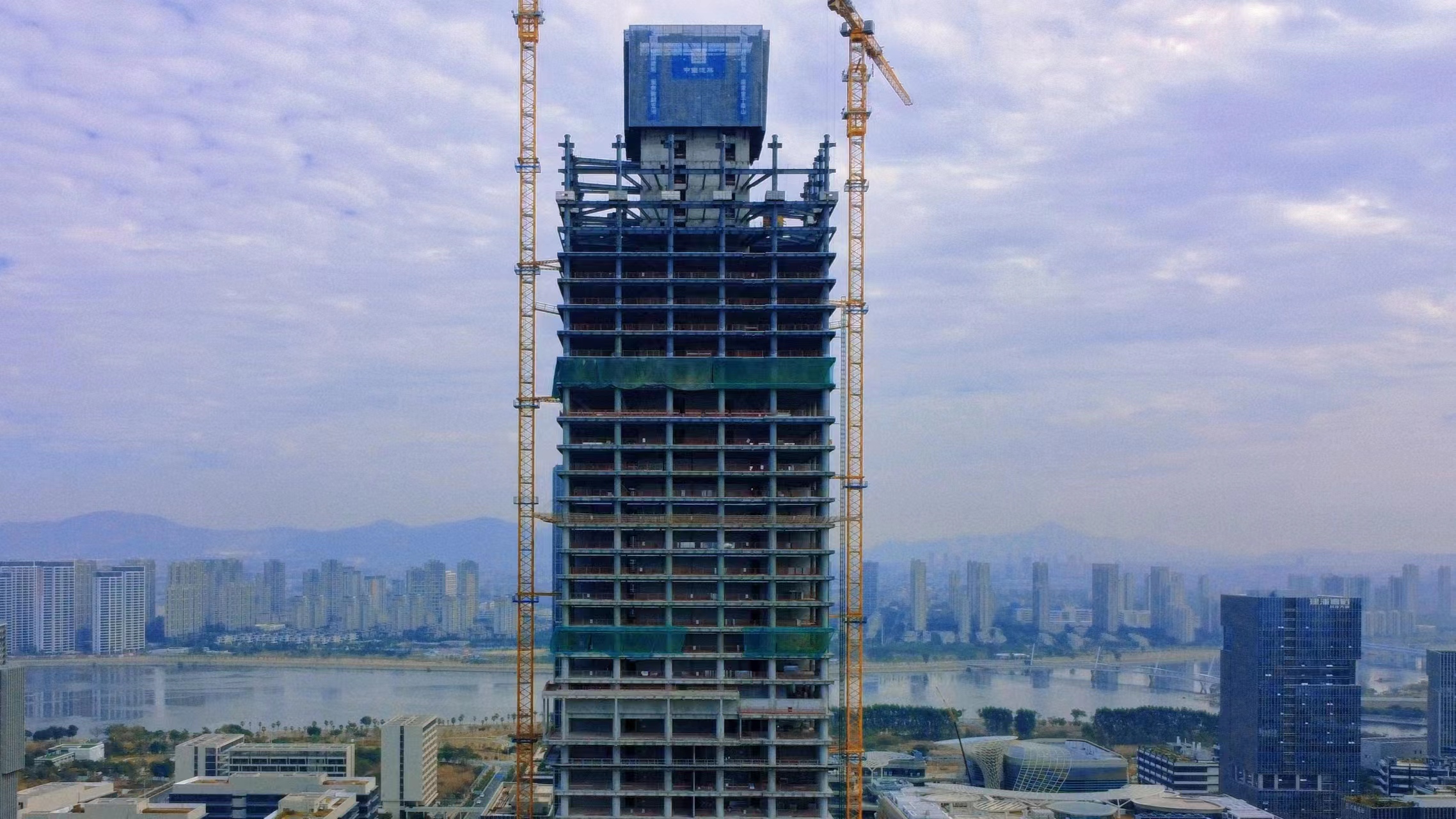 【建设发展总承包公司】20240106【工程动态】总承包公司厦门市现代服务业基地（丙洲片区）统建区Ⅱ-3地块工程1#楼核心筒结构封顶，附图1.jpg