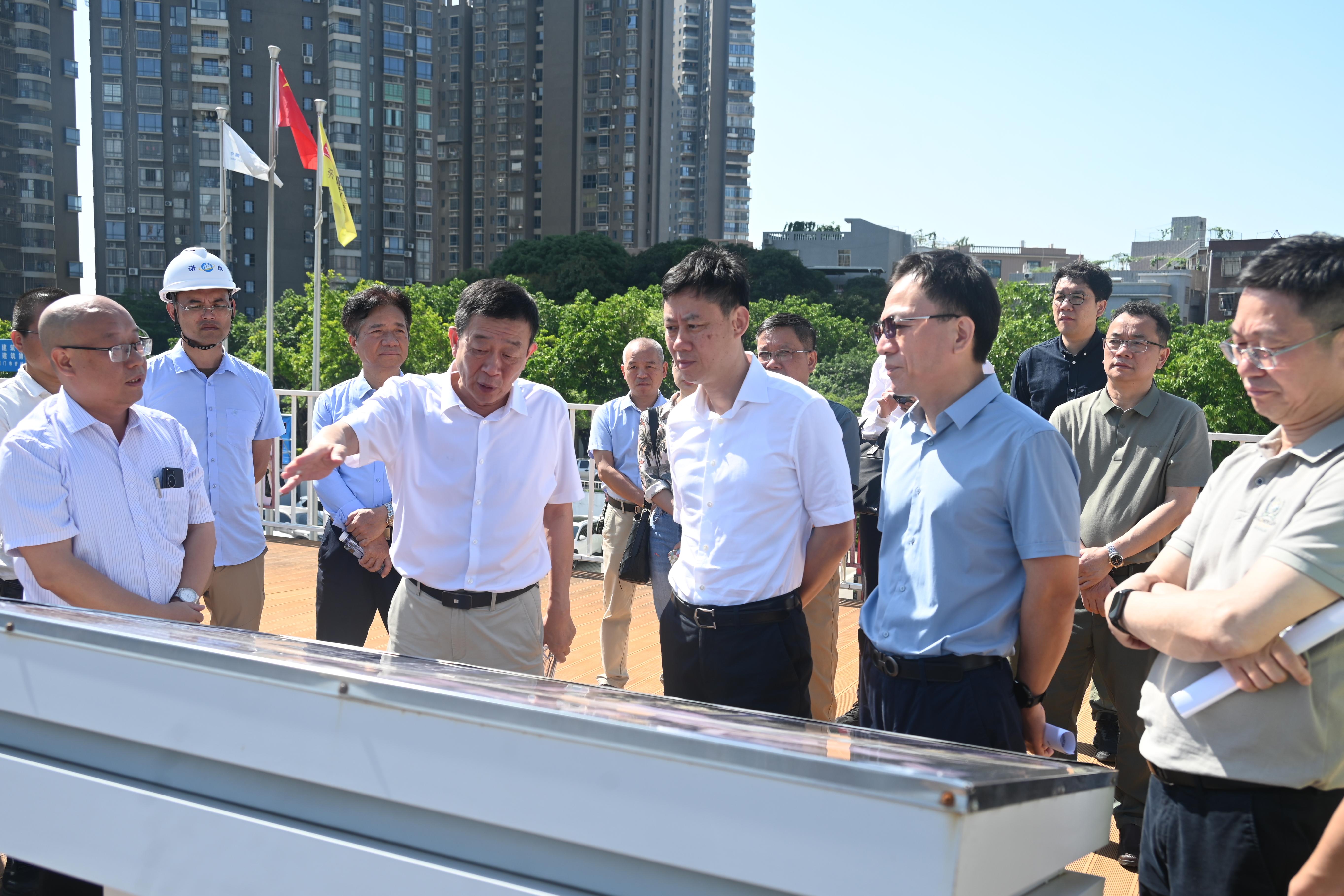 季翔峰（第一排坐左三）赴杏林医院及血站分中心项目调研指导工作.jpg