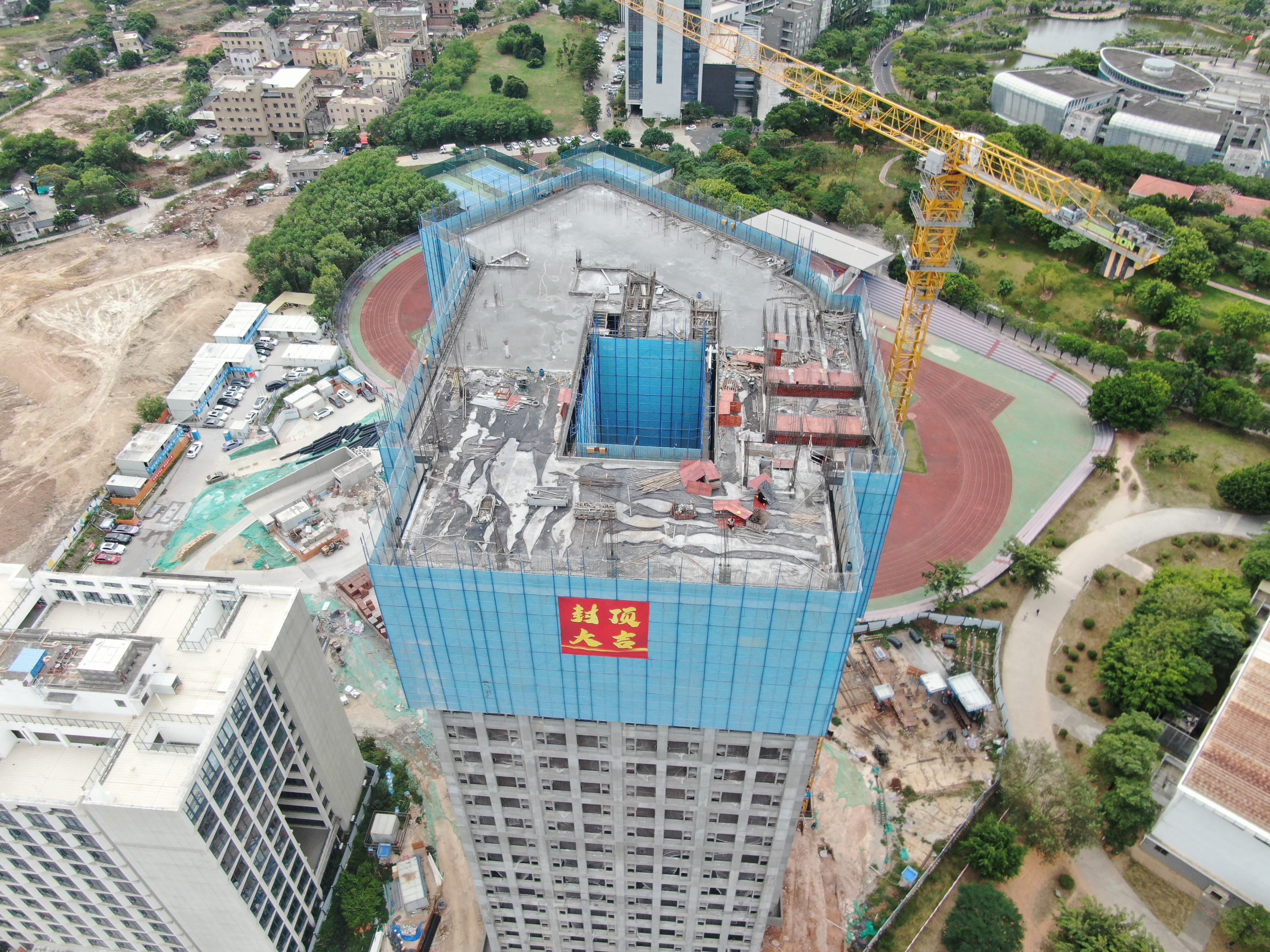【建设发展总承包公司】20251022【工程动态】总承包公司厦门理工学院学生公寓六期项目主体结构封顶，附图1.jpg