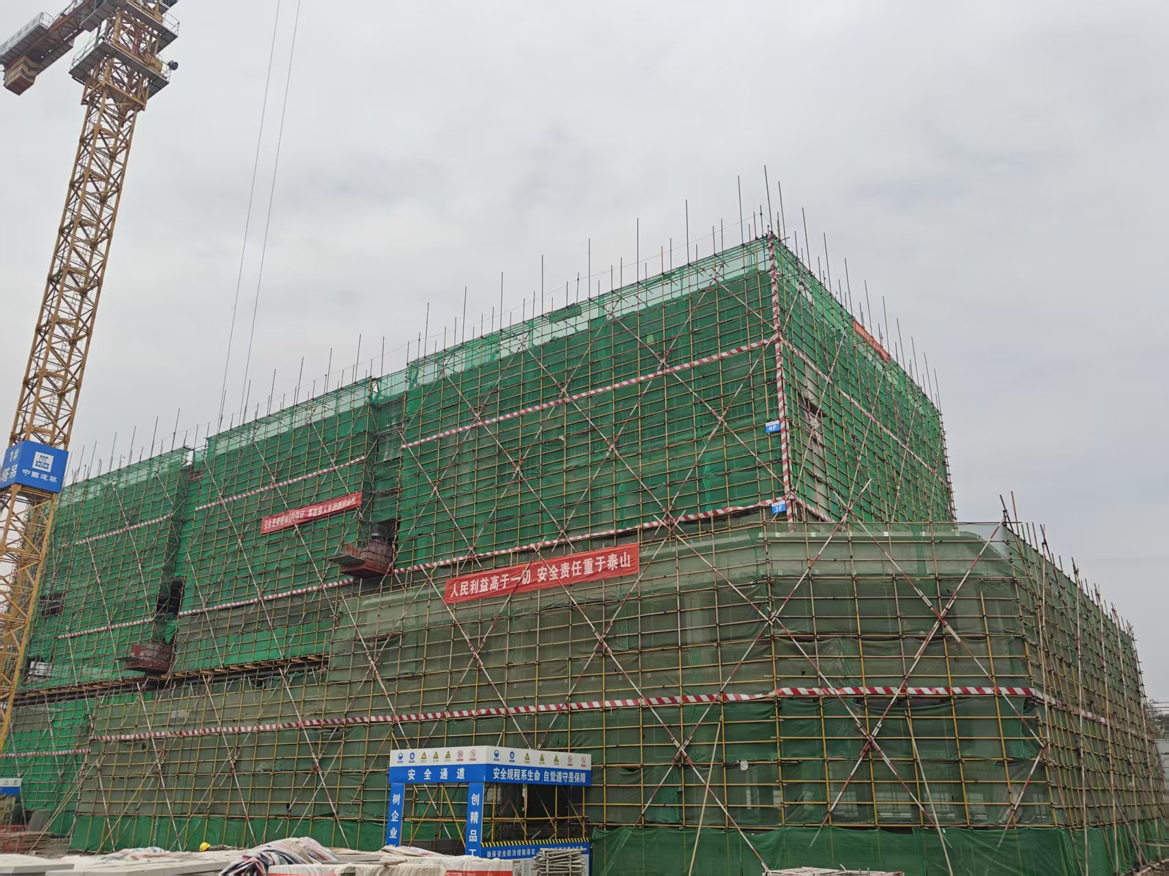 主体结构封顶.jpg