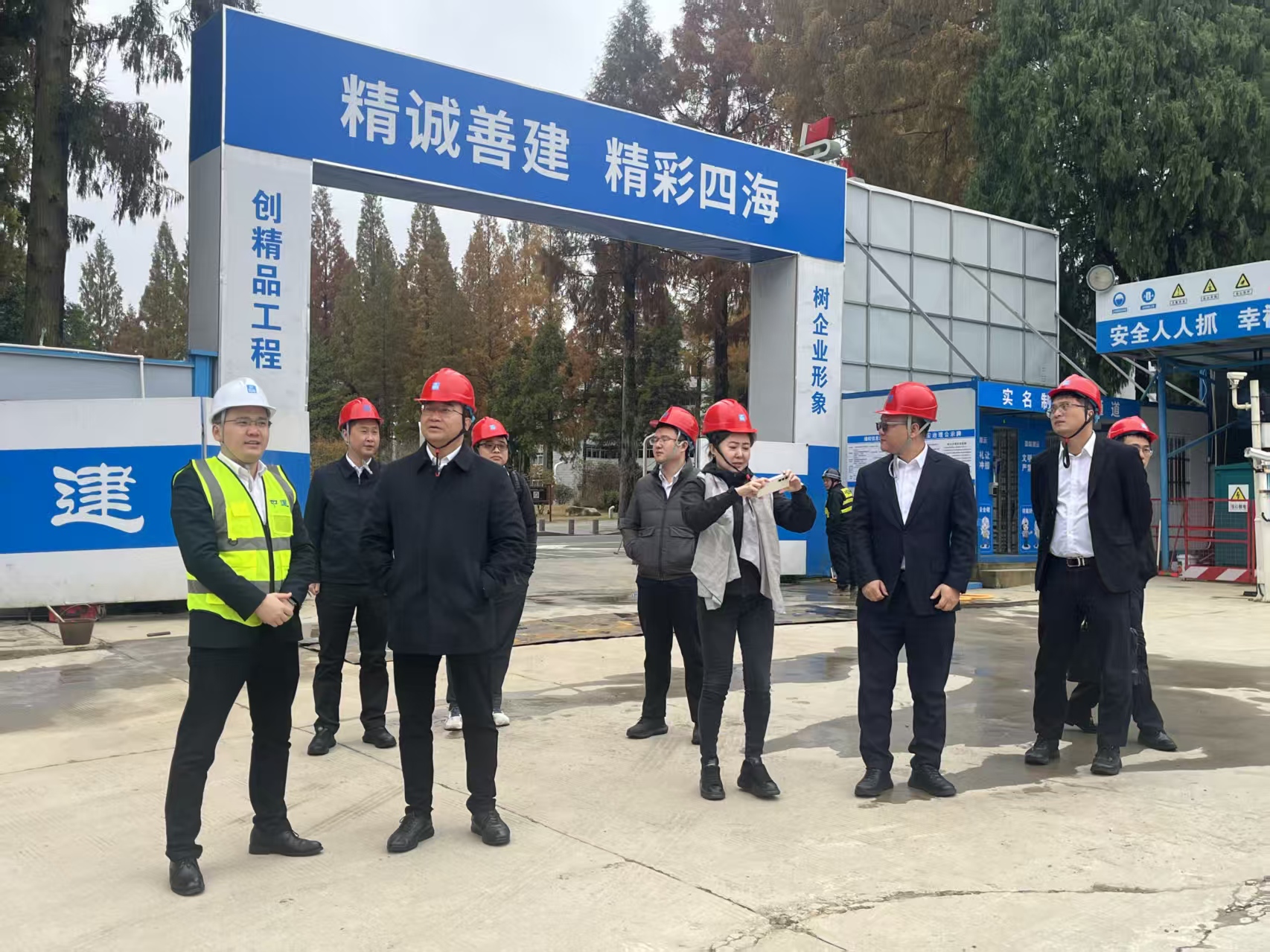 局副总经理甫永恒(左二)听取项目负责人汇报+周威(2).jpg 局副总经理甫永恒(左二)听取项目负责人汇报+周威(2).jpg