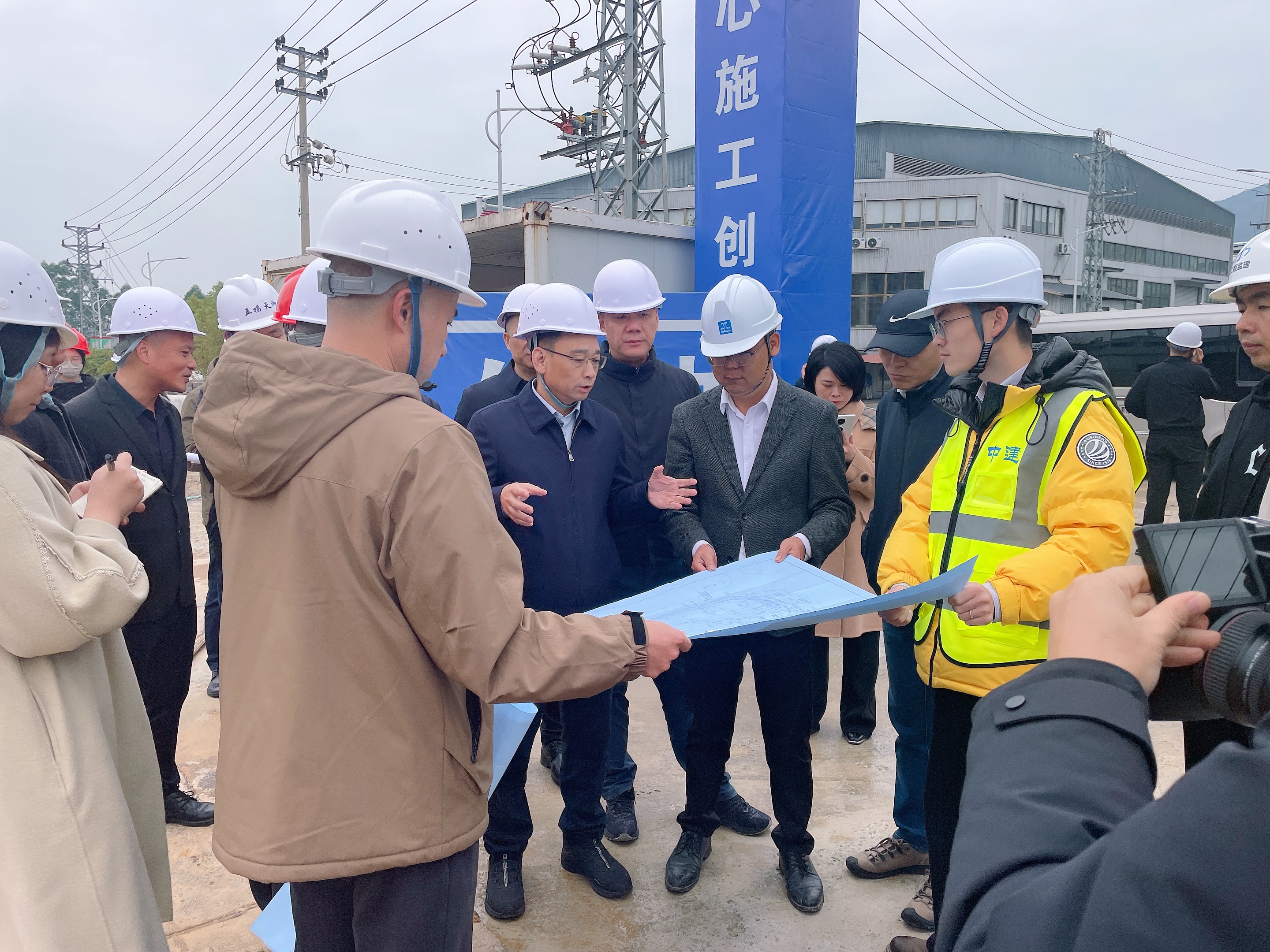 黄其山（一排右三）赴江西分公司福安市铁湖智慧产业服务中心建设项目调研.jpg