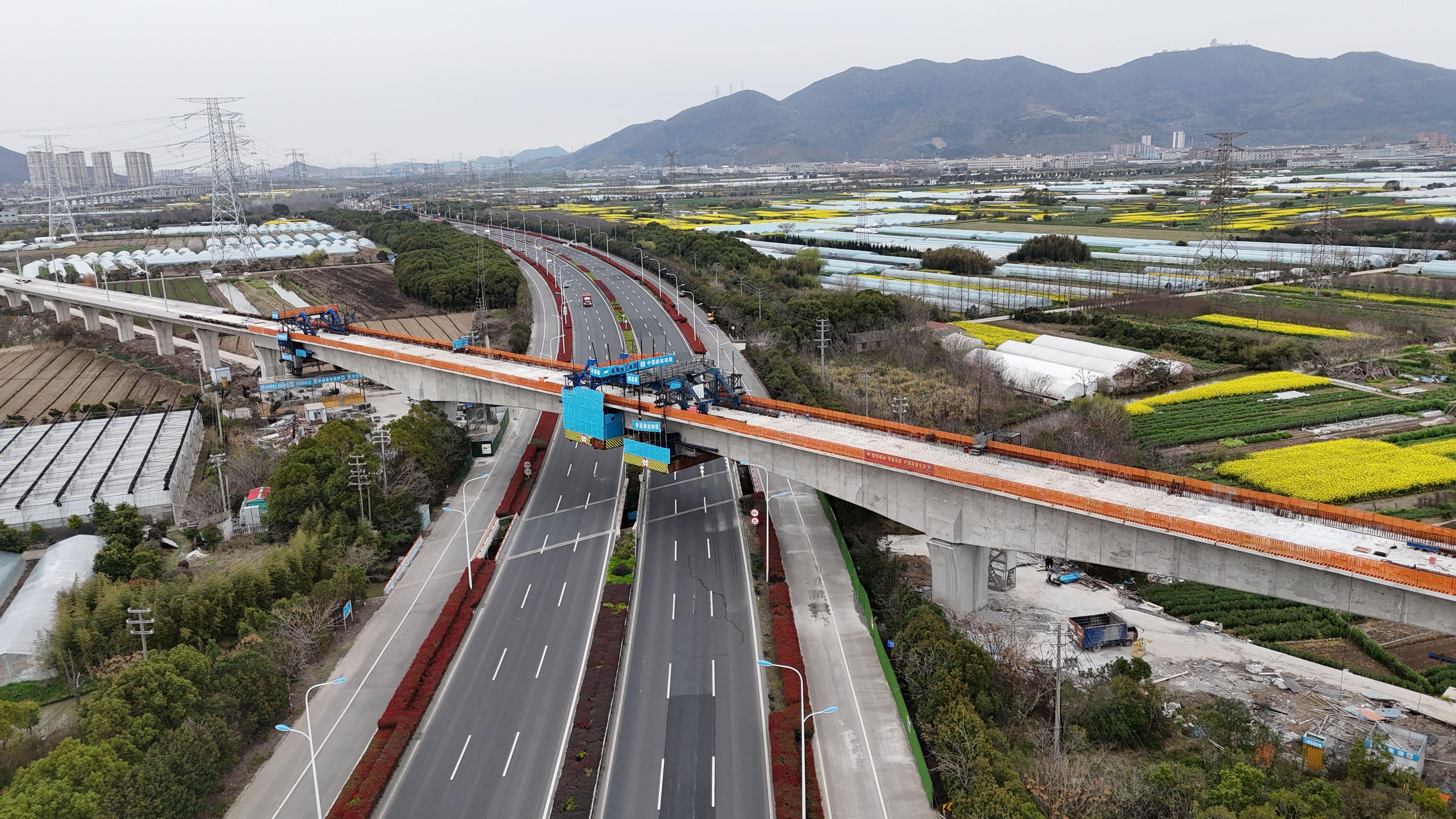 浙江分公司宁波至慈溪市域（郊）铁路SGCX05标段淡水泓中跨顺利合龙.jpeg