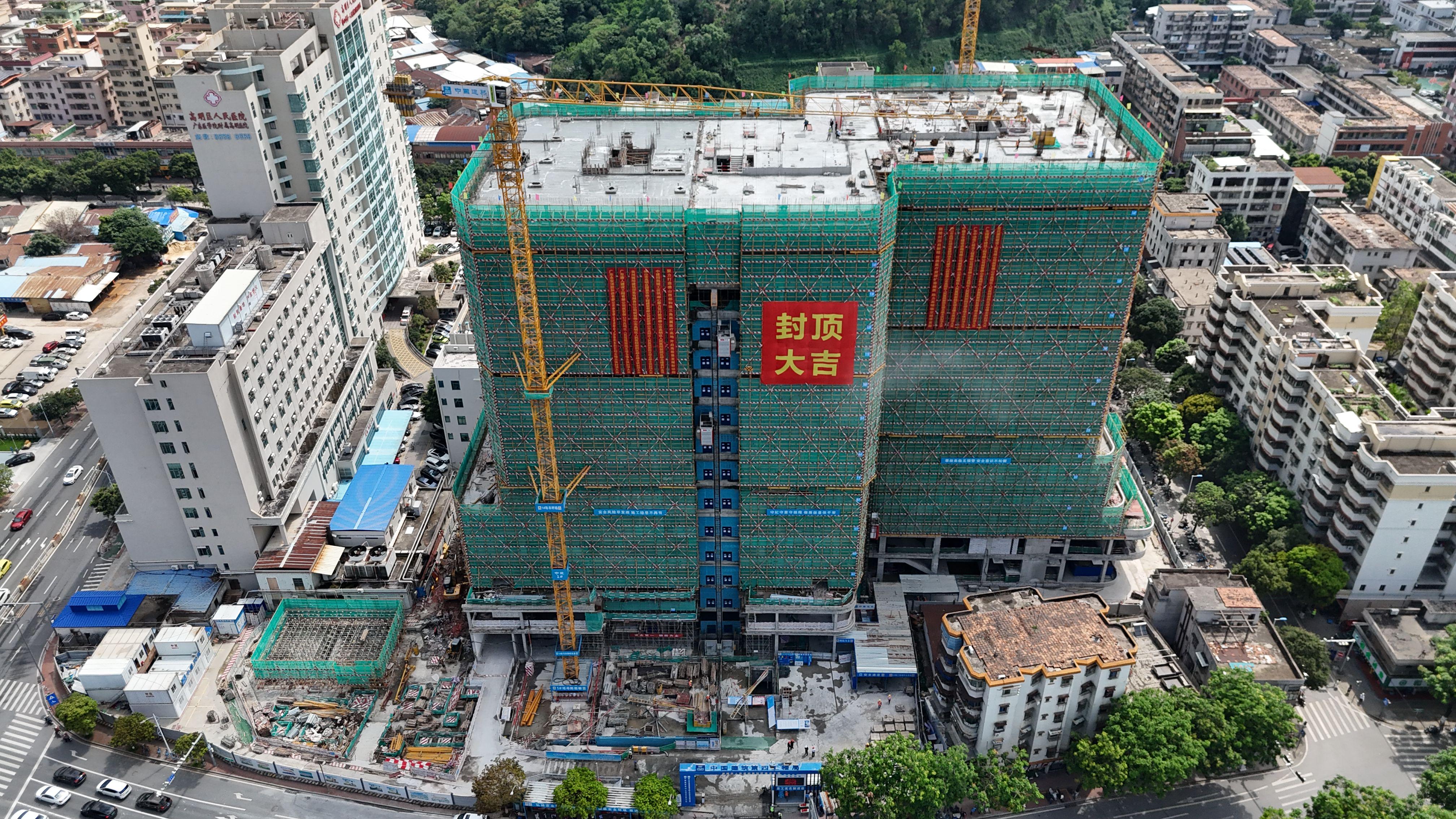 佛山市高明区人民医院新院区建设工程项目综合大楼主体结构顺利封顶.jpeg
